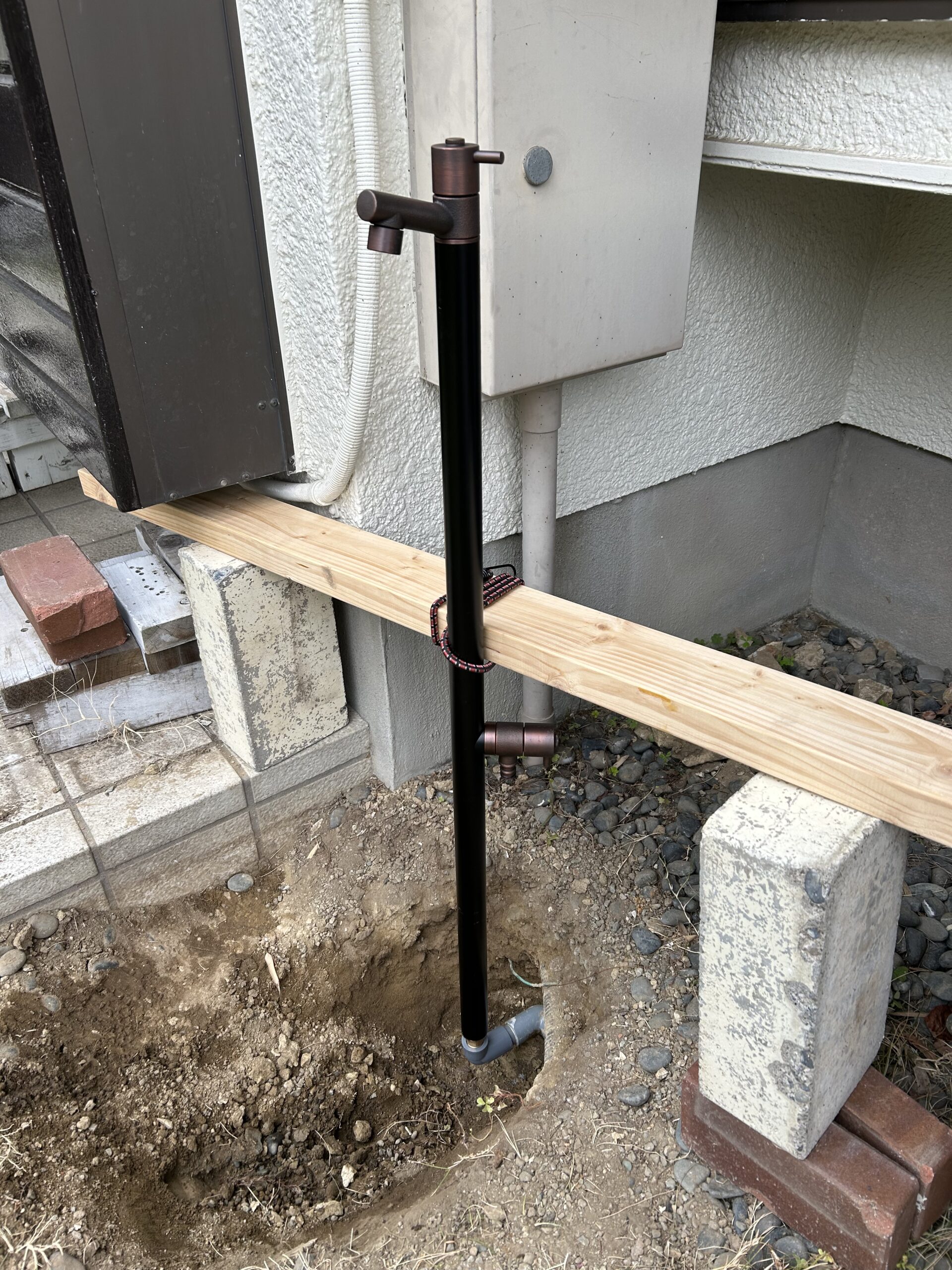 給水パイプとエルボと水栓を仮組みした様子