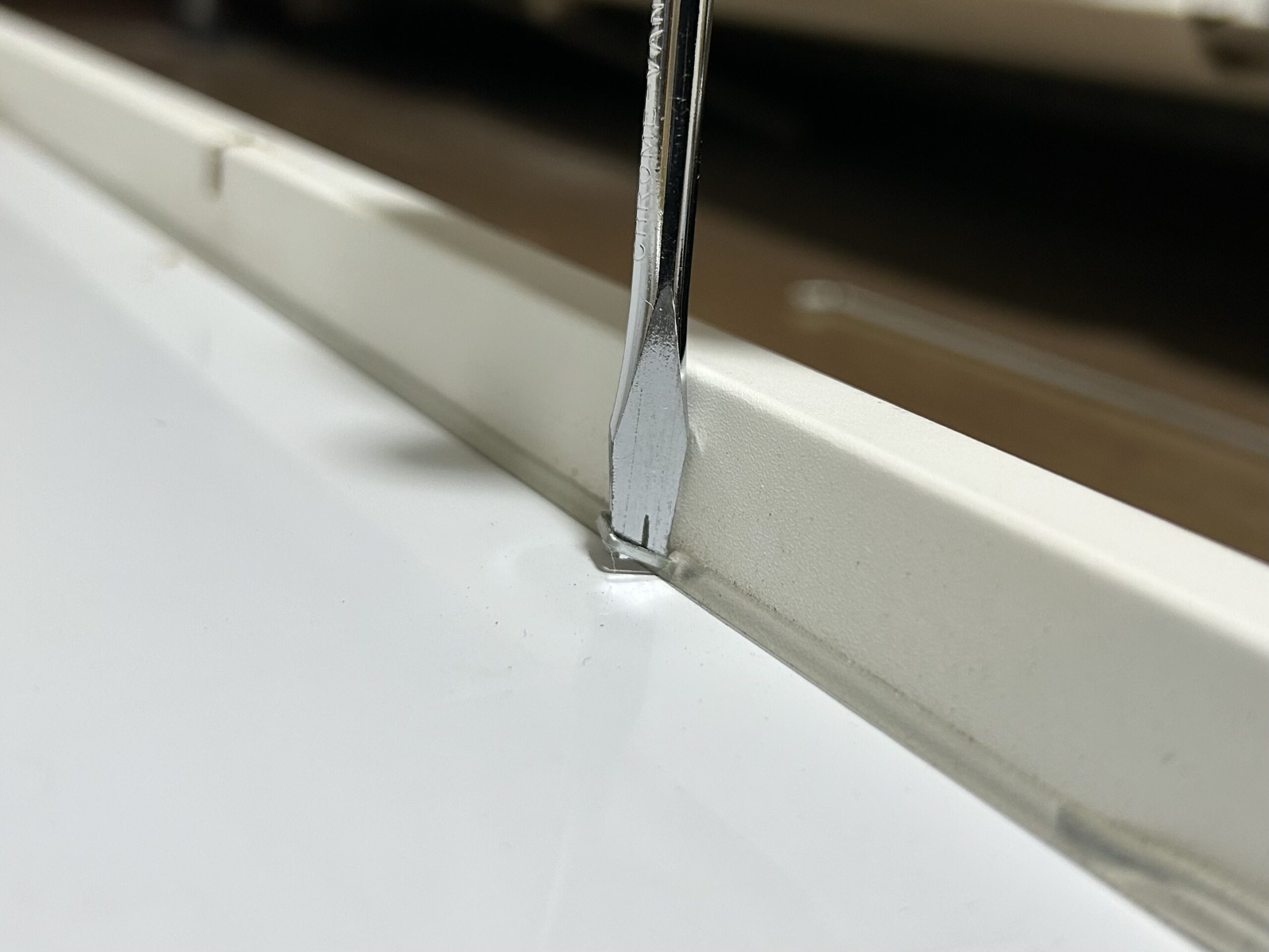 タッカーの針を外していく