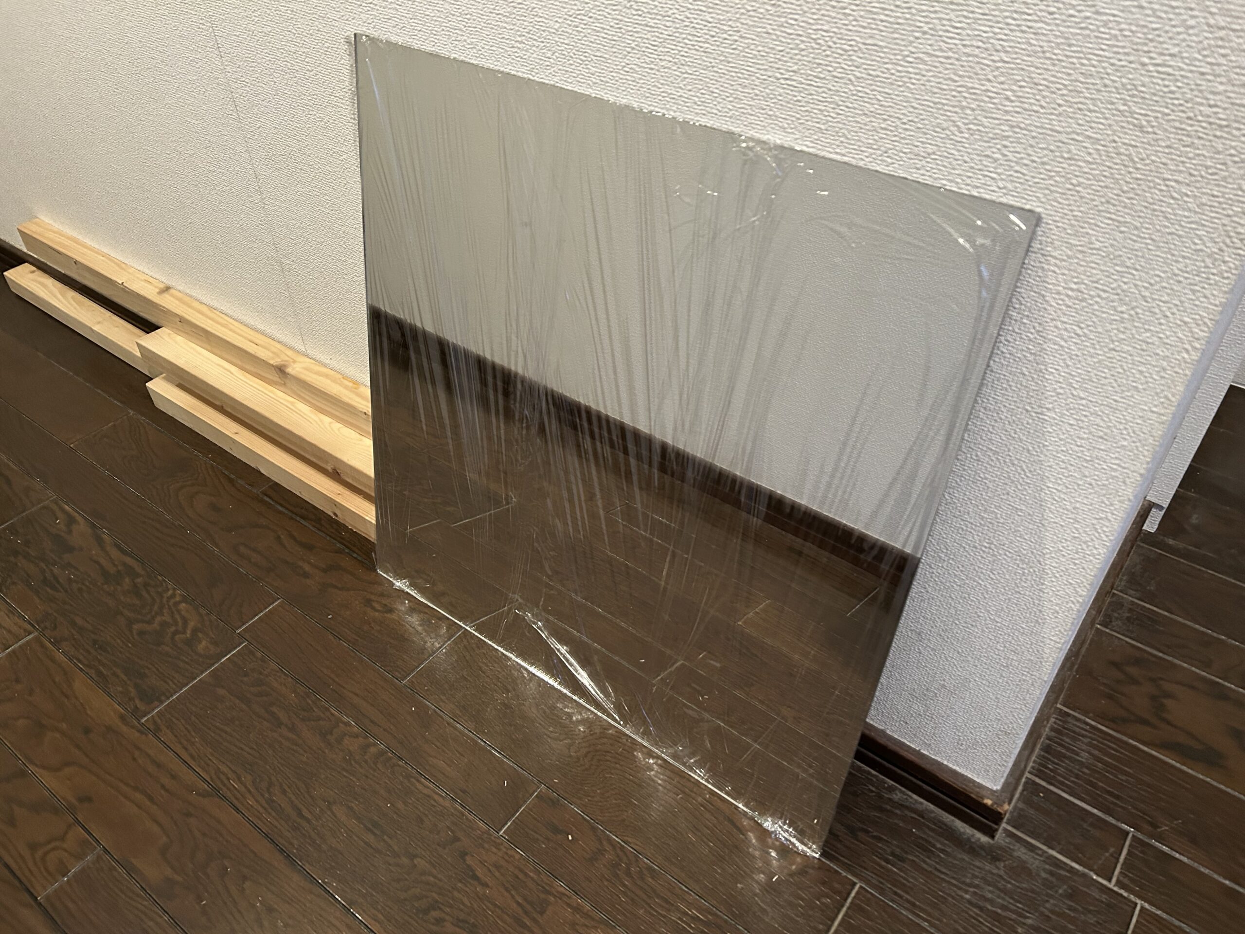 鏡を取り出してラップで表面を保護