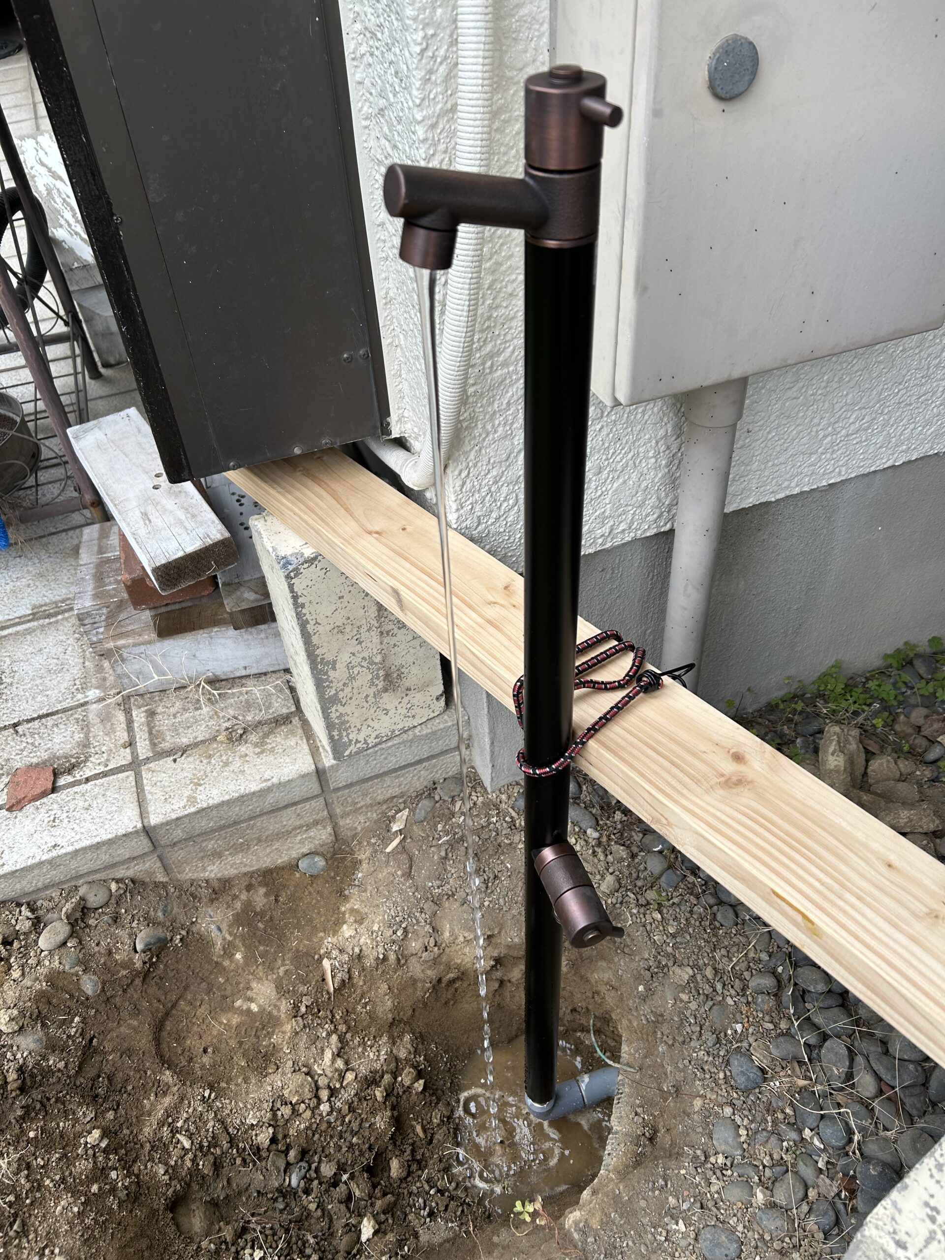 通水テストで蛇口から水が出ることを確認