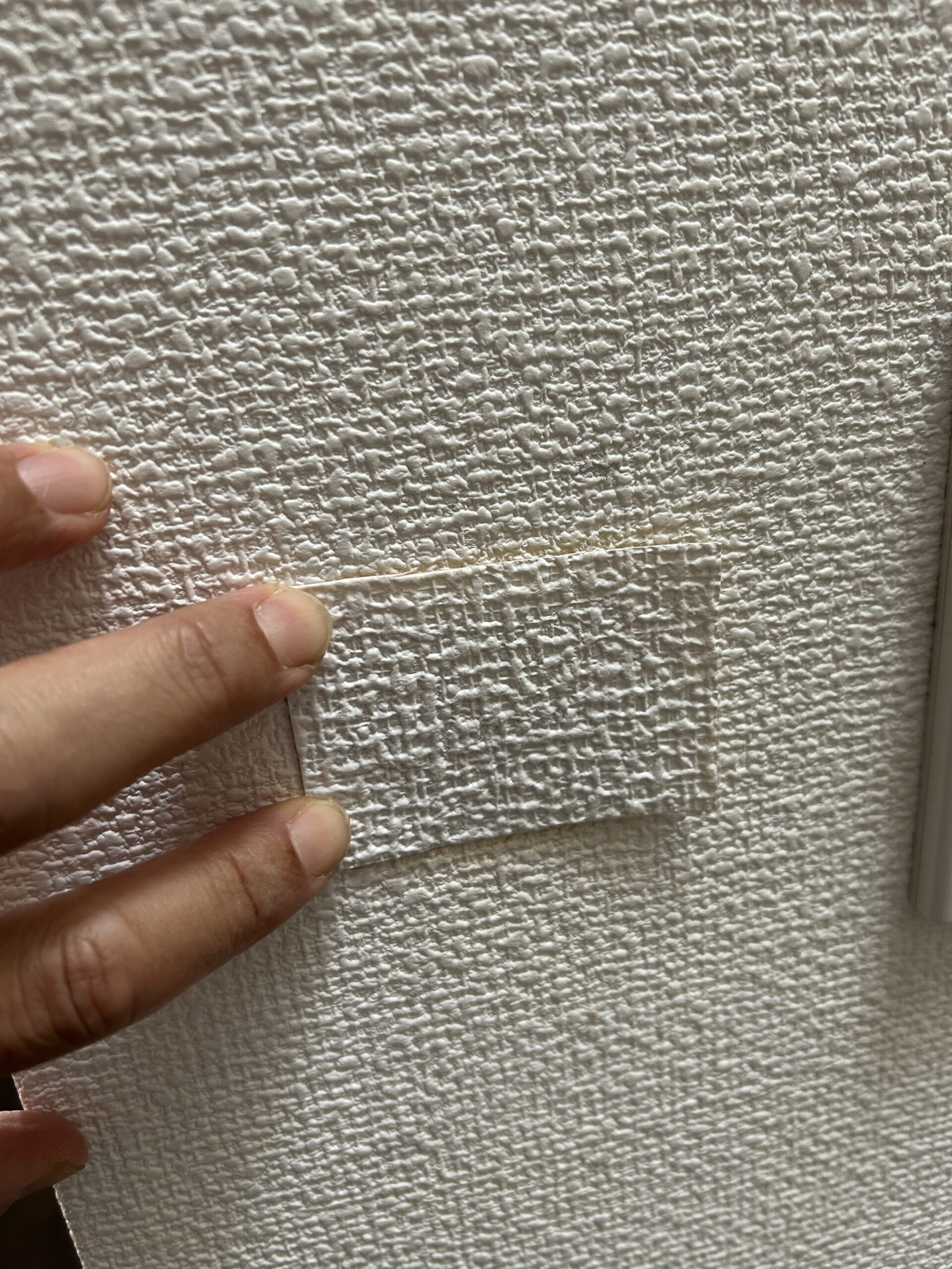 少し大きめに壁紙を切って貼り付ける