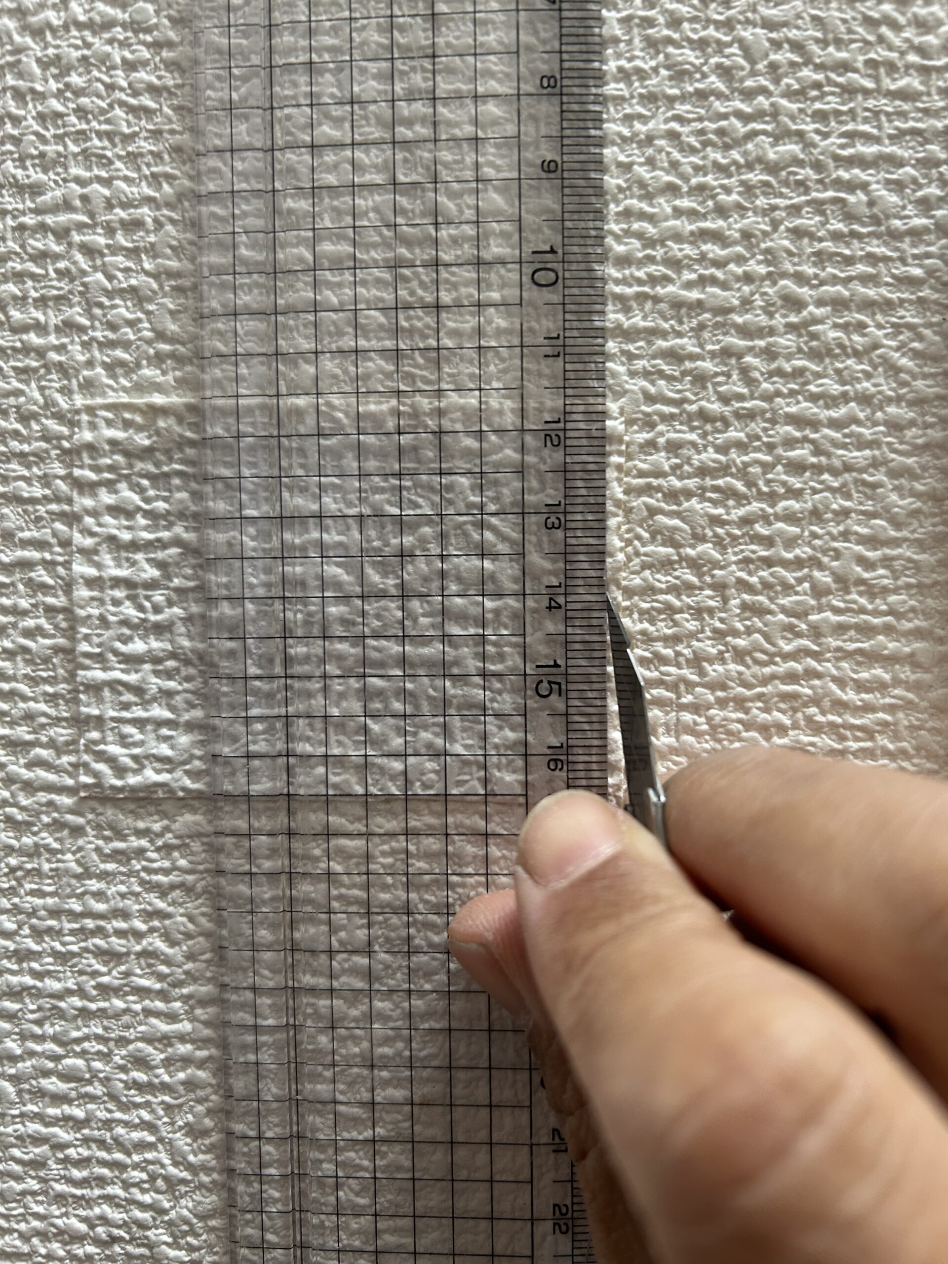 重なっている部分にカッターを入れる