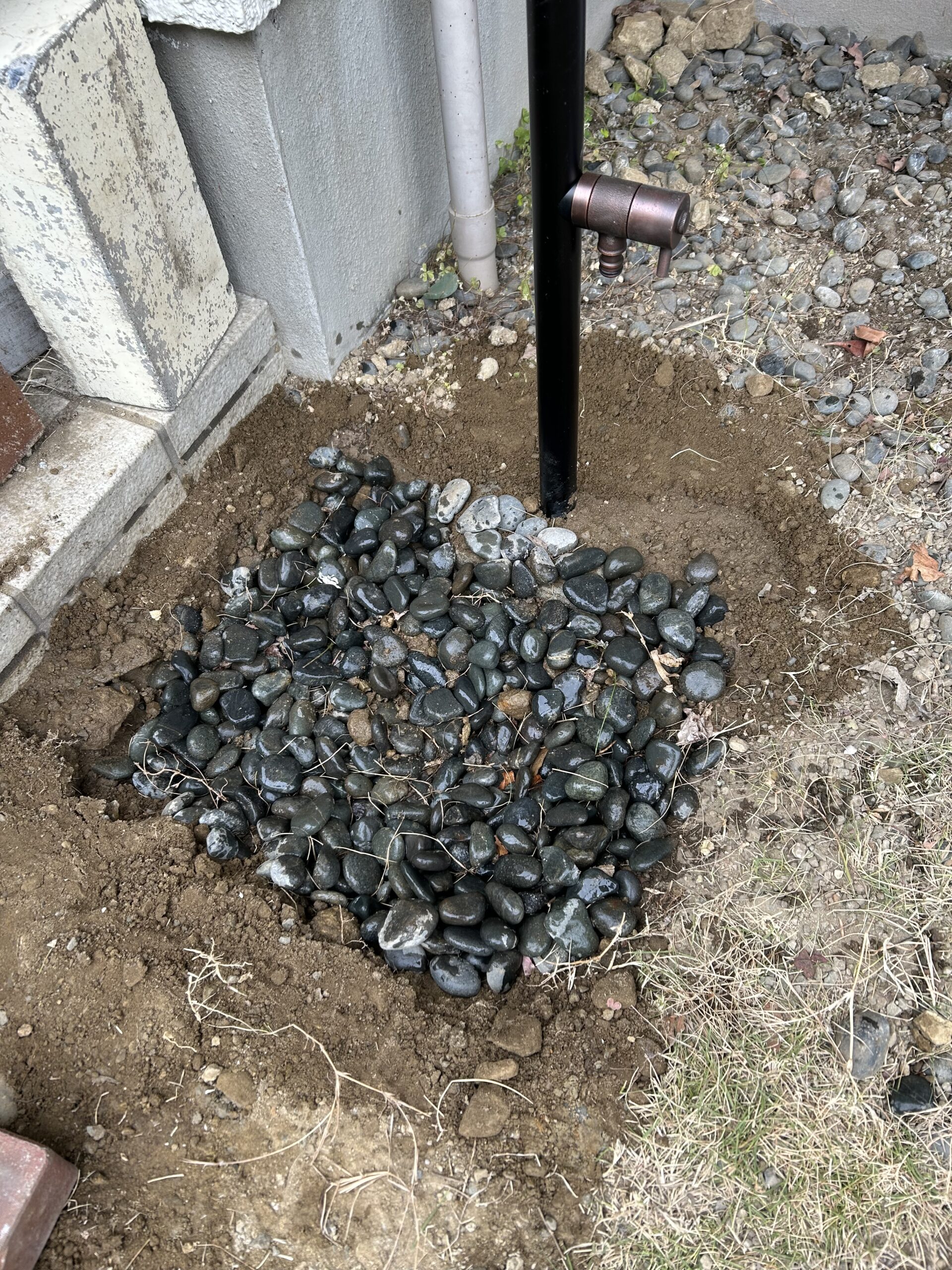 穴に石を入れて浸透層を作る