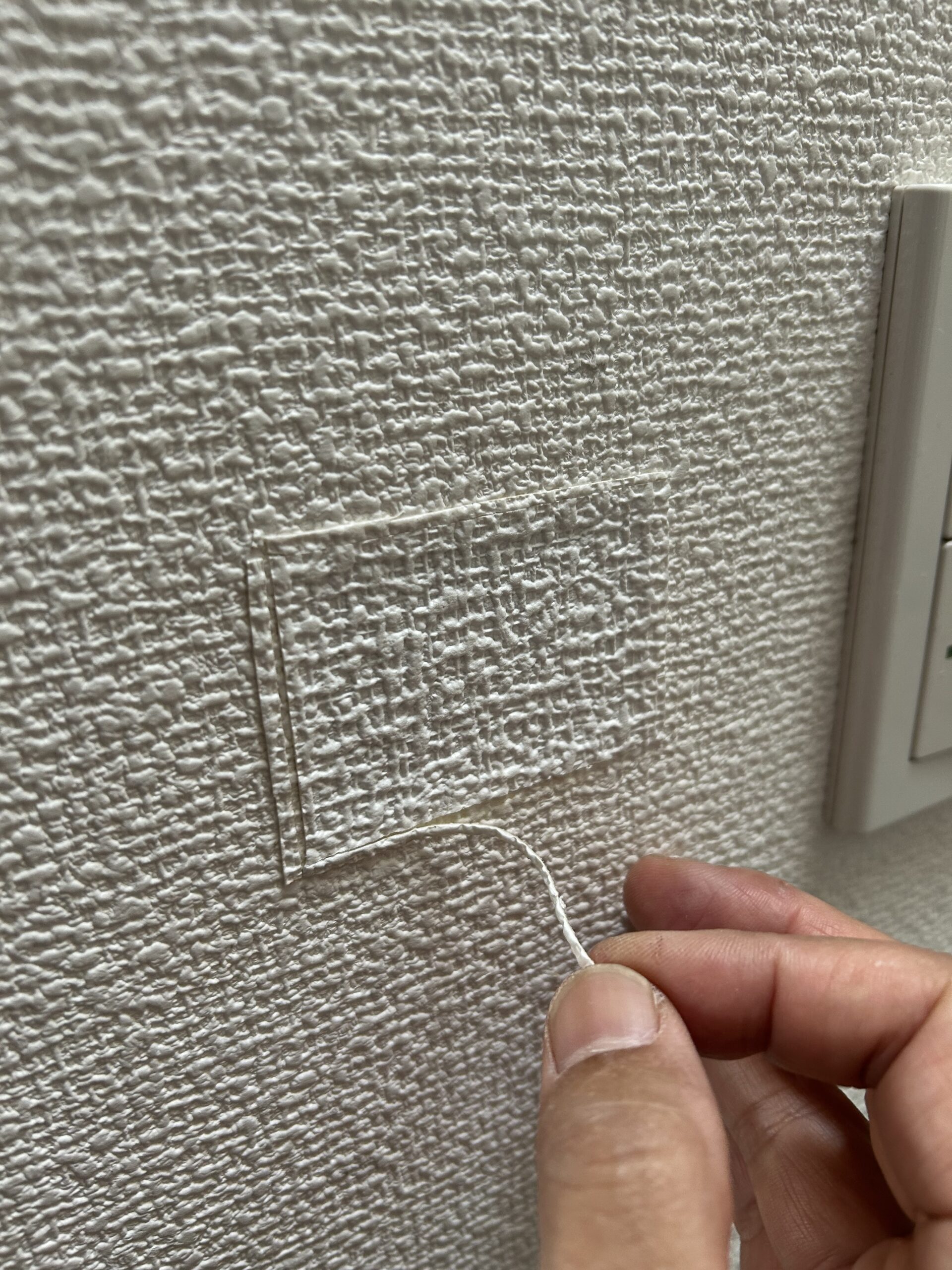 重なっている新しい壁紙を取る