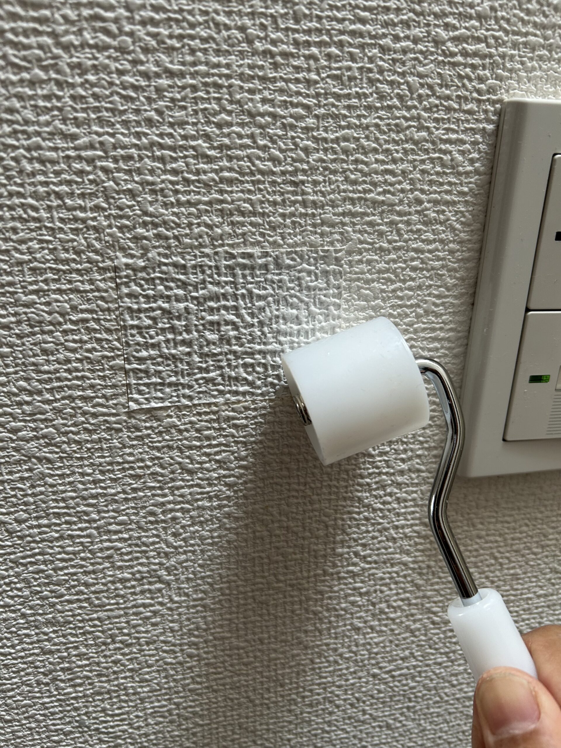 ローラーをかけて境目を密着させる