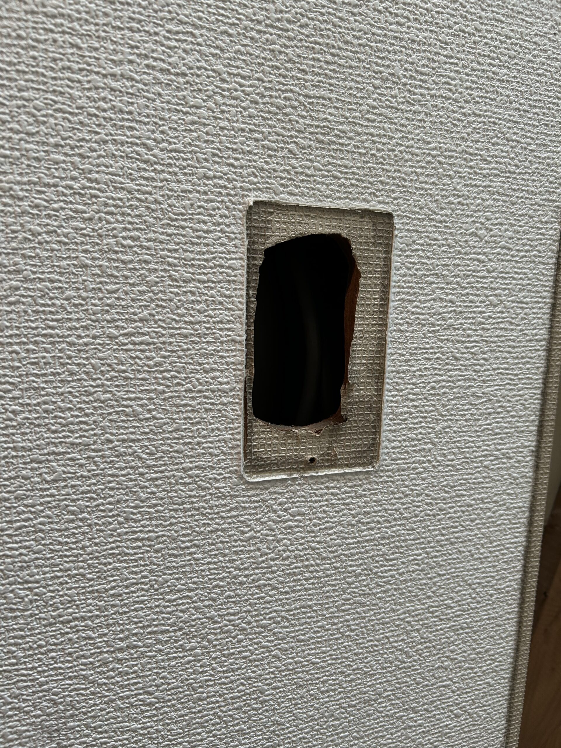 給湯器スイッチ跡の歪な穴