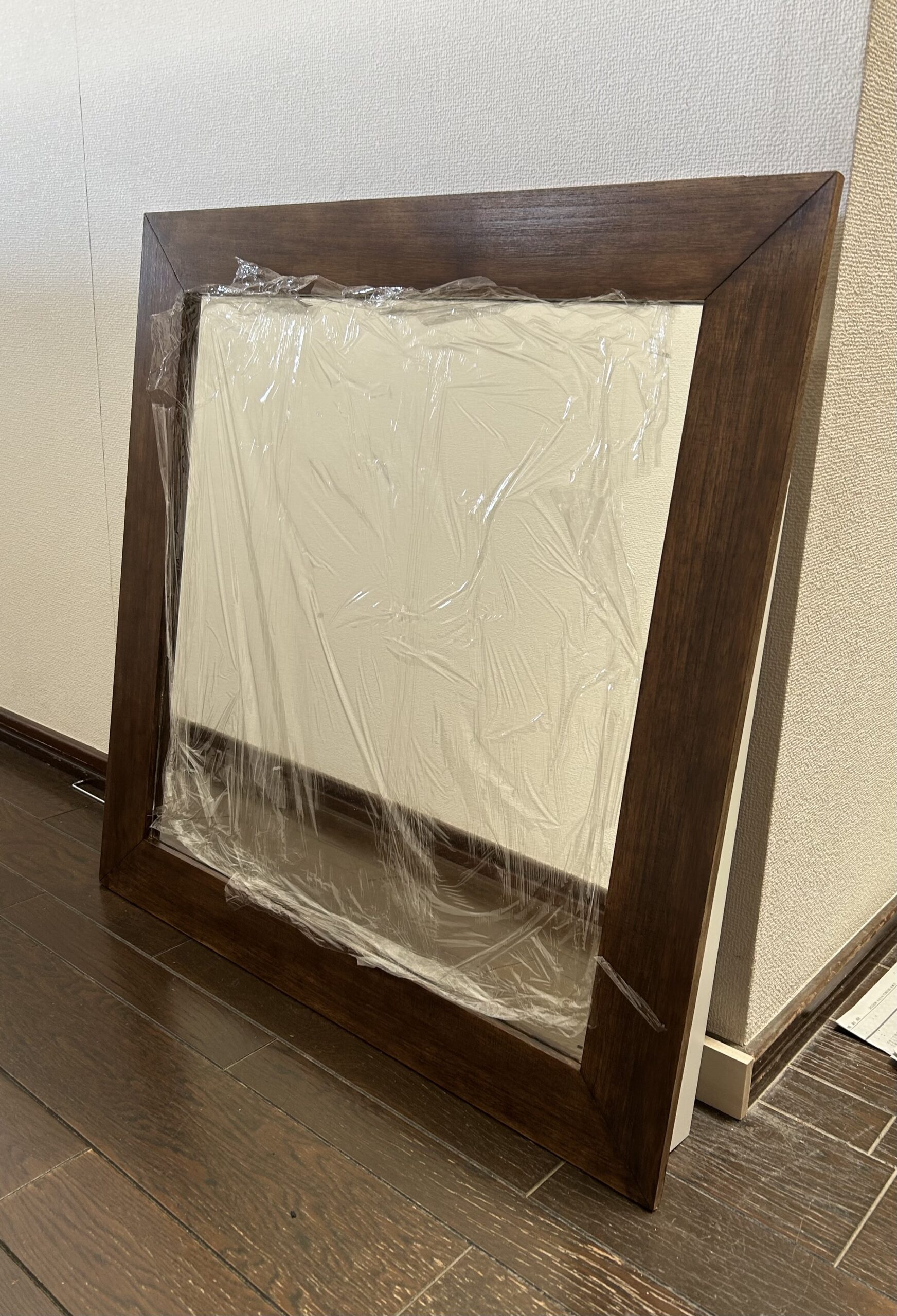表側から見た完成した鏡。保護用のラップ付き