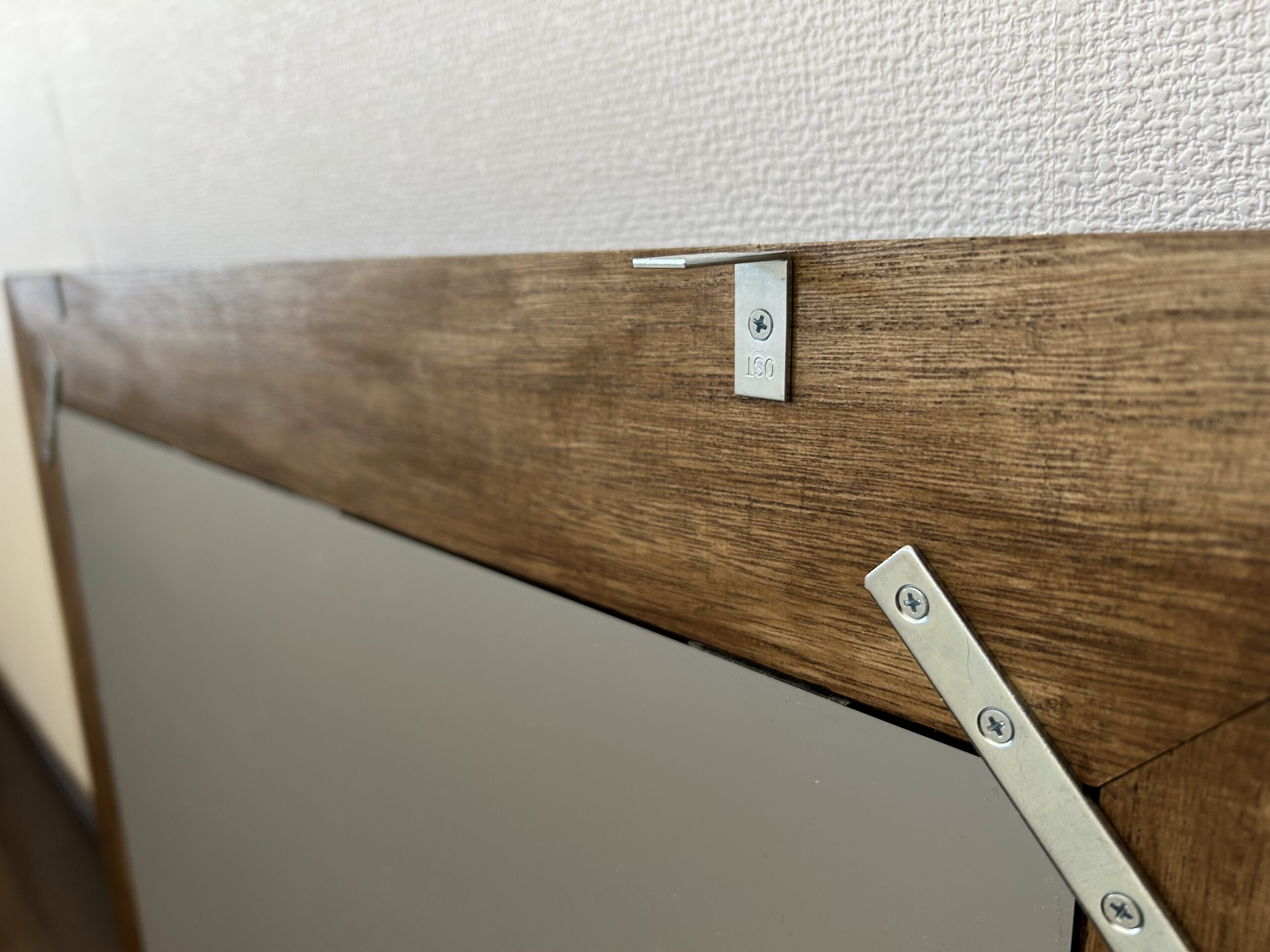 壁固定用の金具を上側に取り付け
