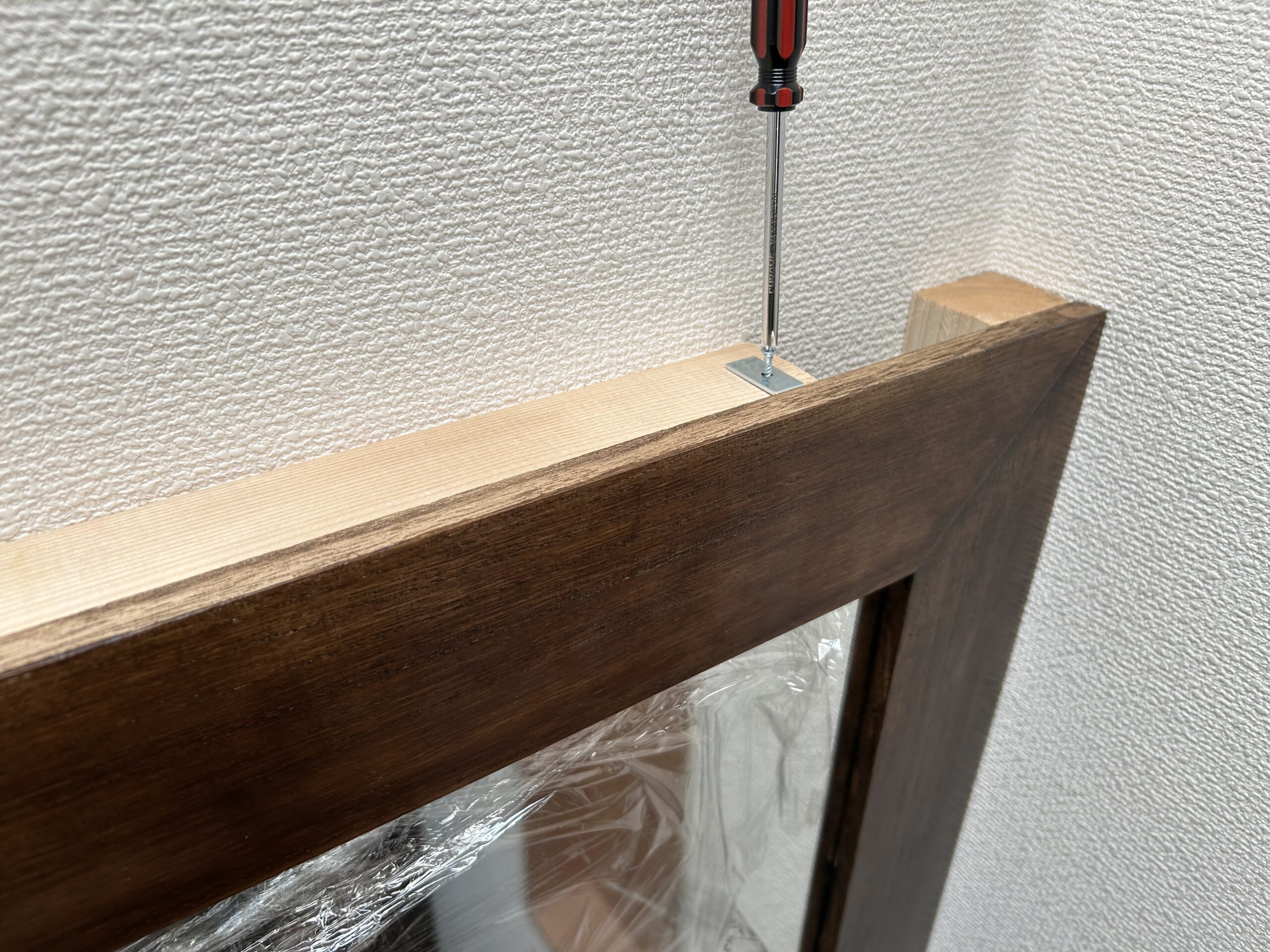 壁の木枠に鏡を取り付け完了