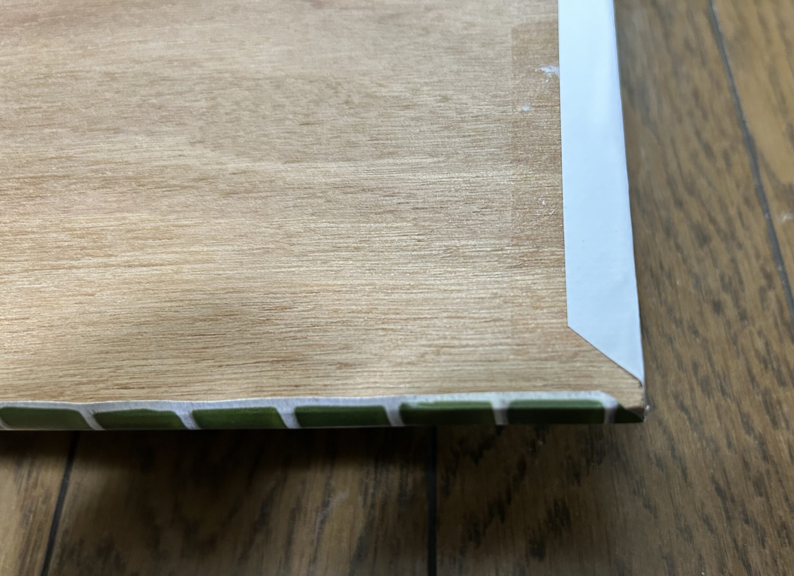 はみ出した部分を折り返す