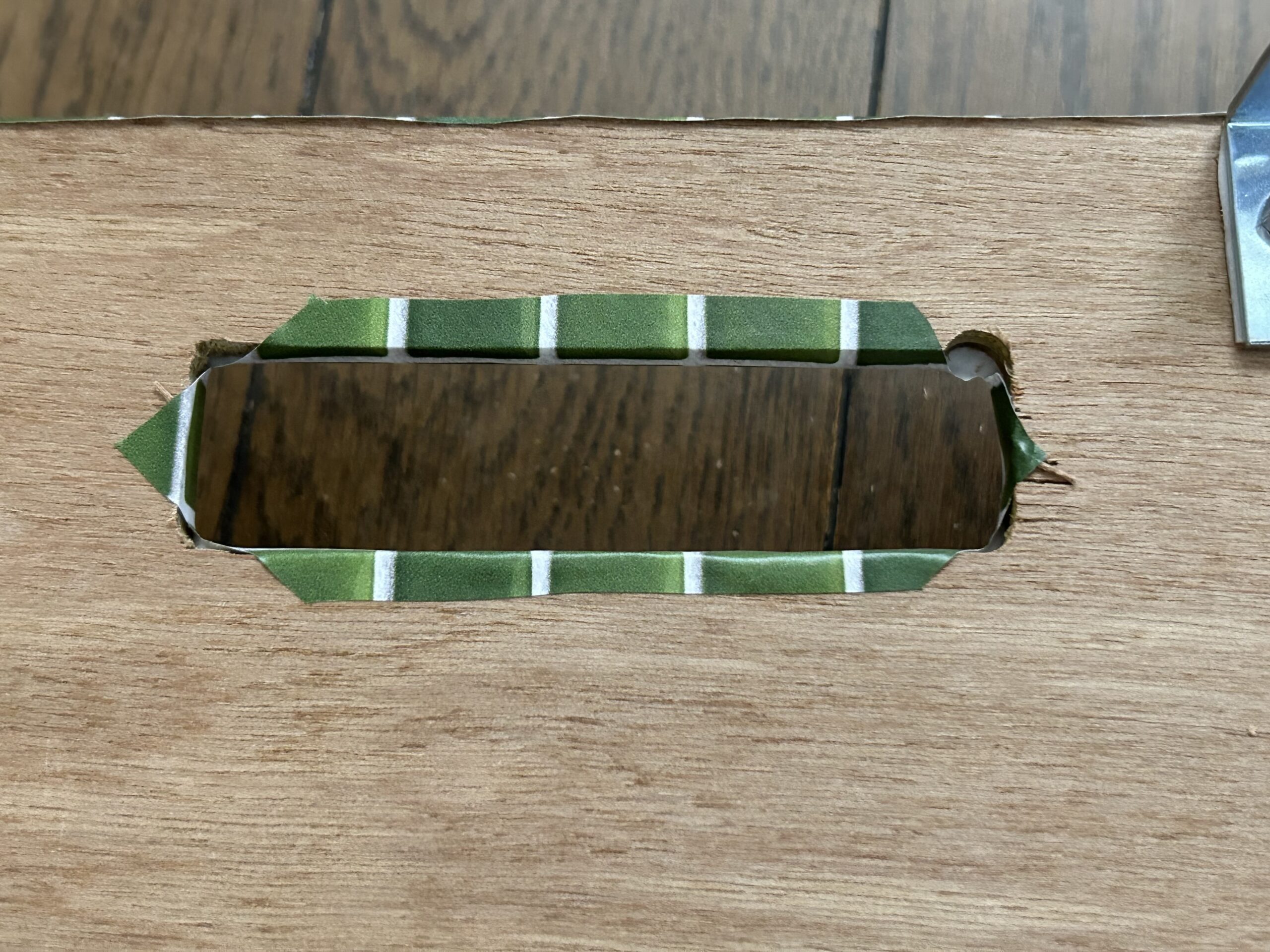 折り返して穴が出るようにする