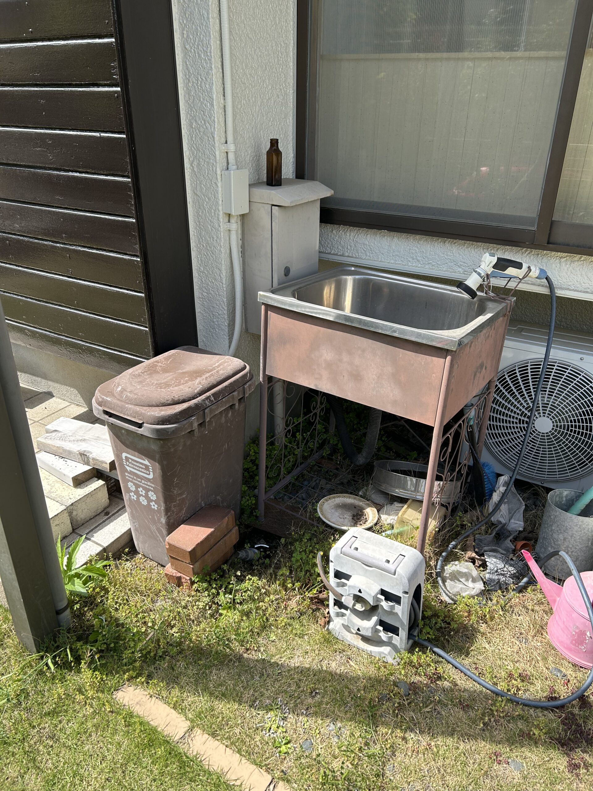 交換前の様子：散水栓にホースを繋いでガーデンシンクを使っていた