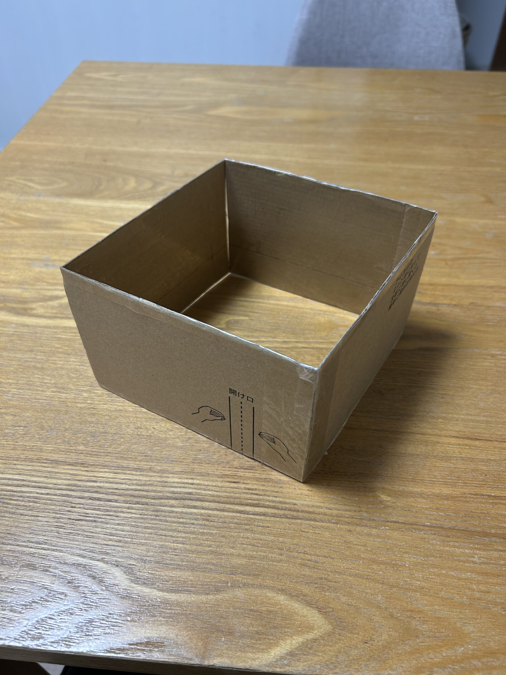 OPPテープを表面に貼ったダンボール枠を立水栓の根元に配置