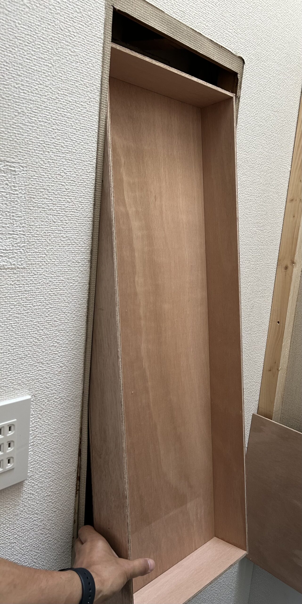 ニッチの箱を壁の開口部に設置