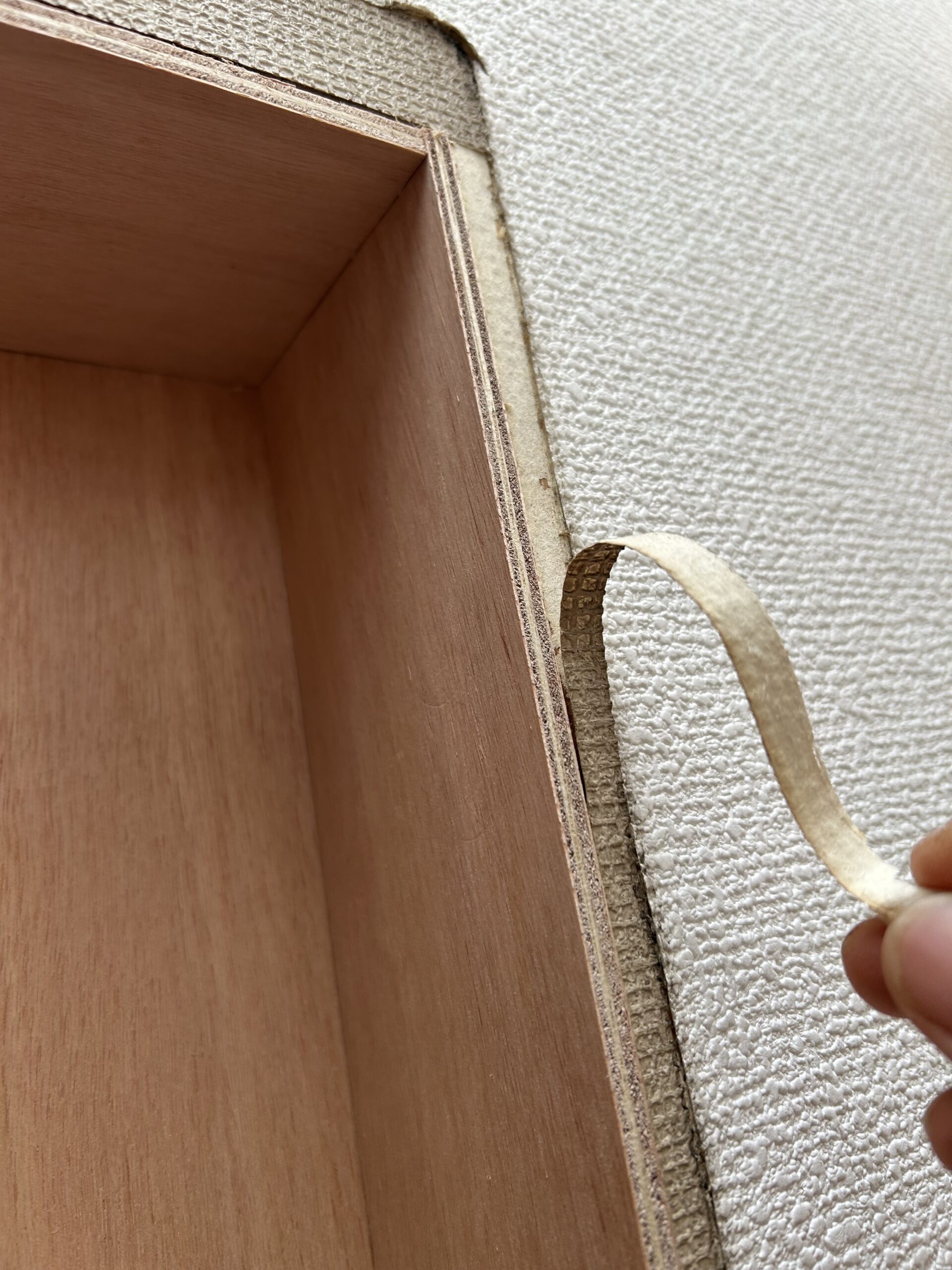 壁紙を剥がす