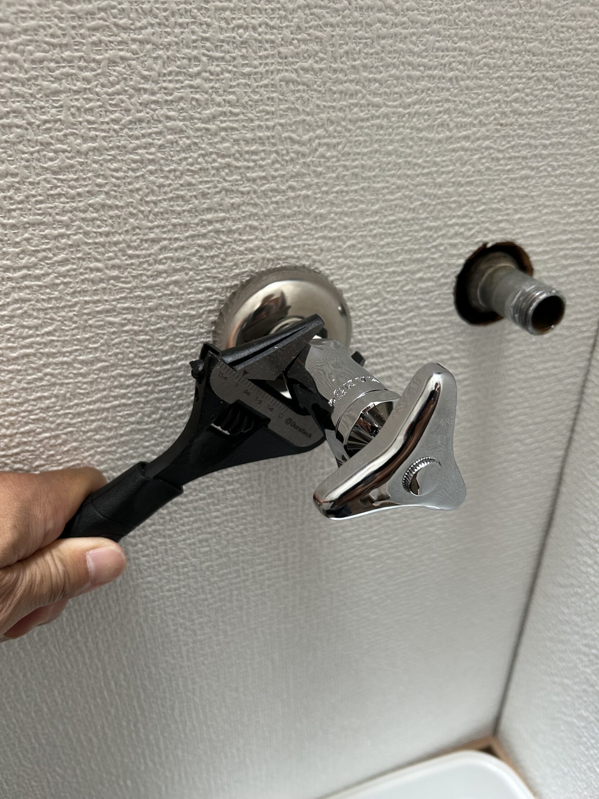 モンキーレンチで止水栓を締める