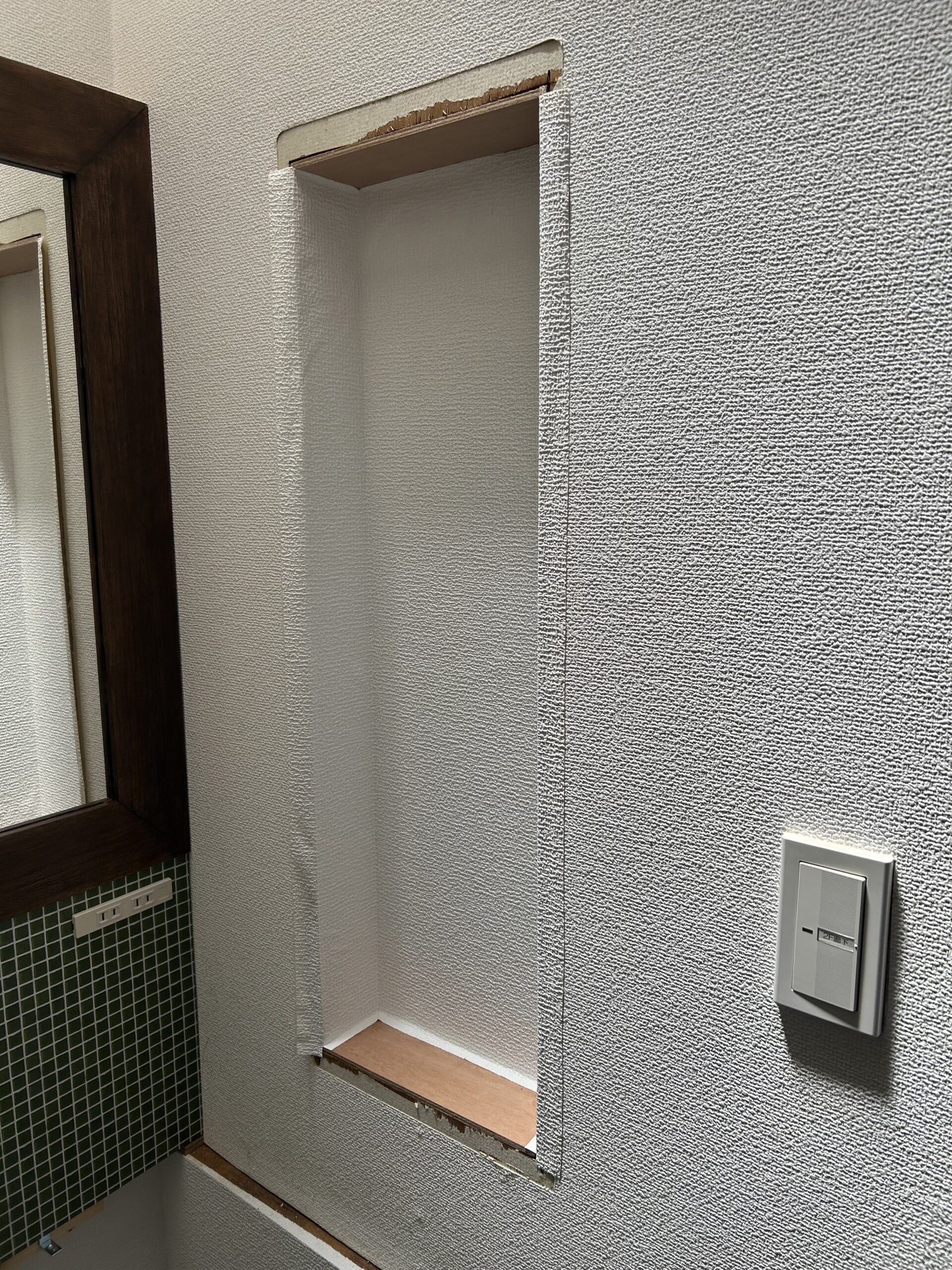 ニッチの側面に壁紙を貼る