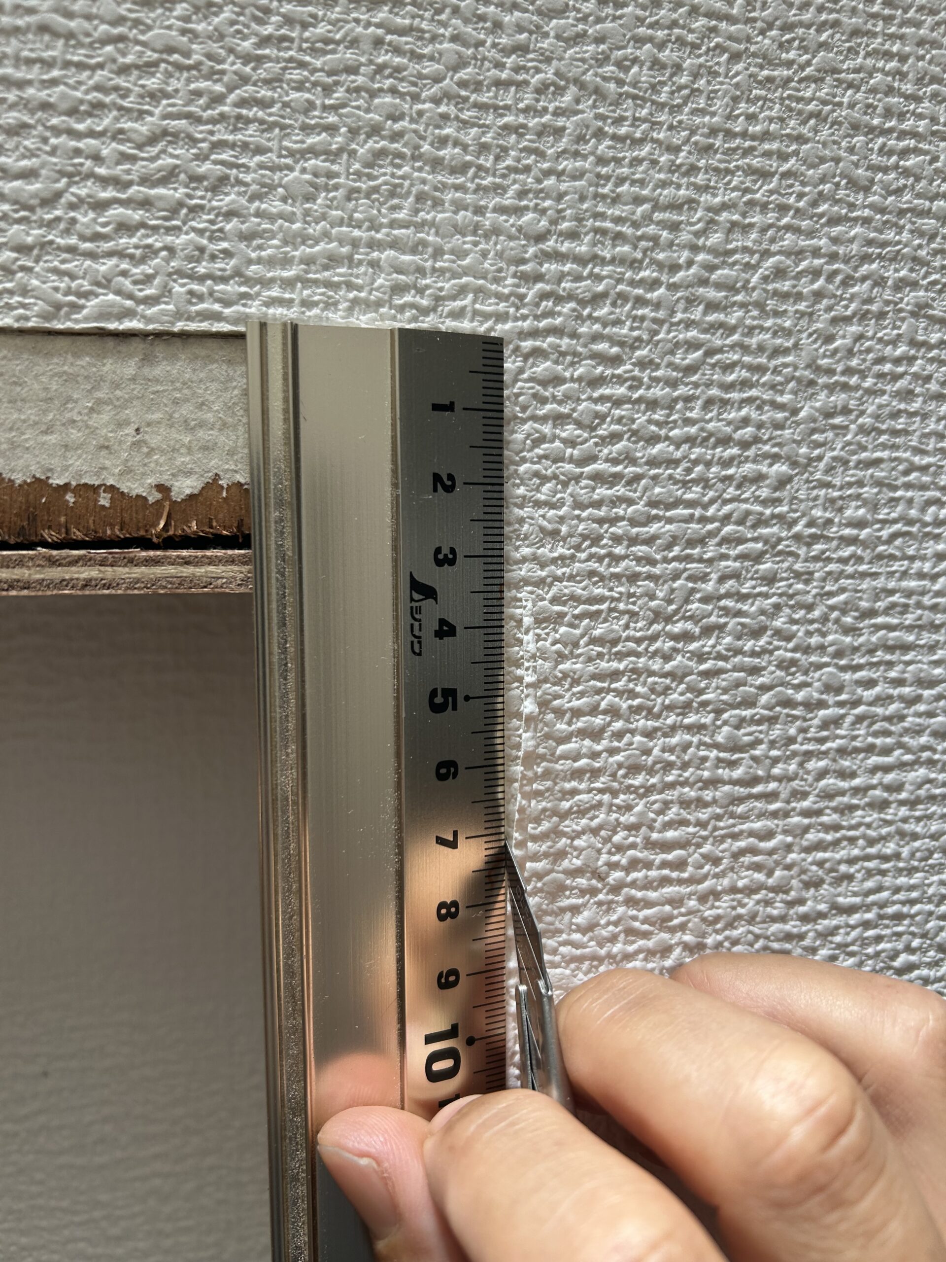 壁紙の重なり部分をカッターで切る