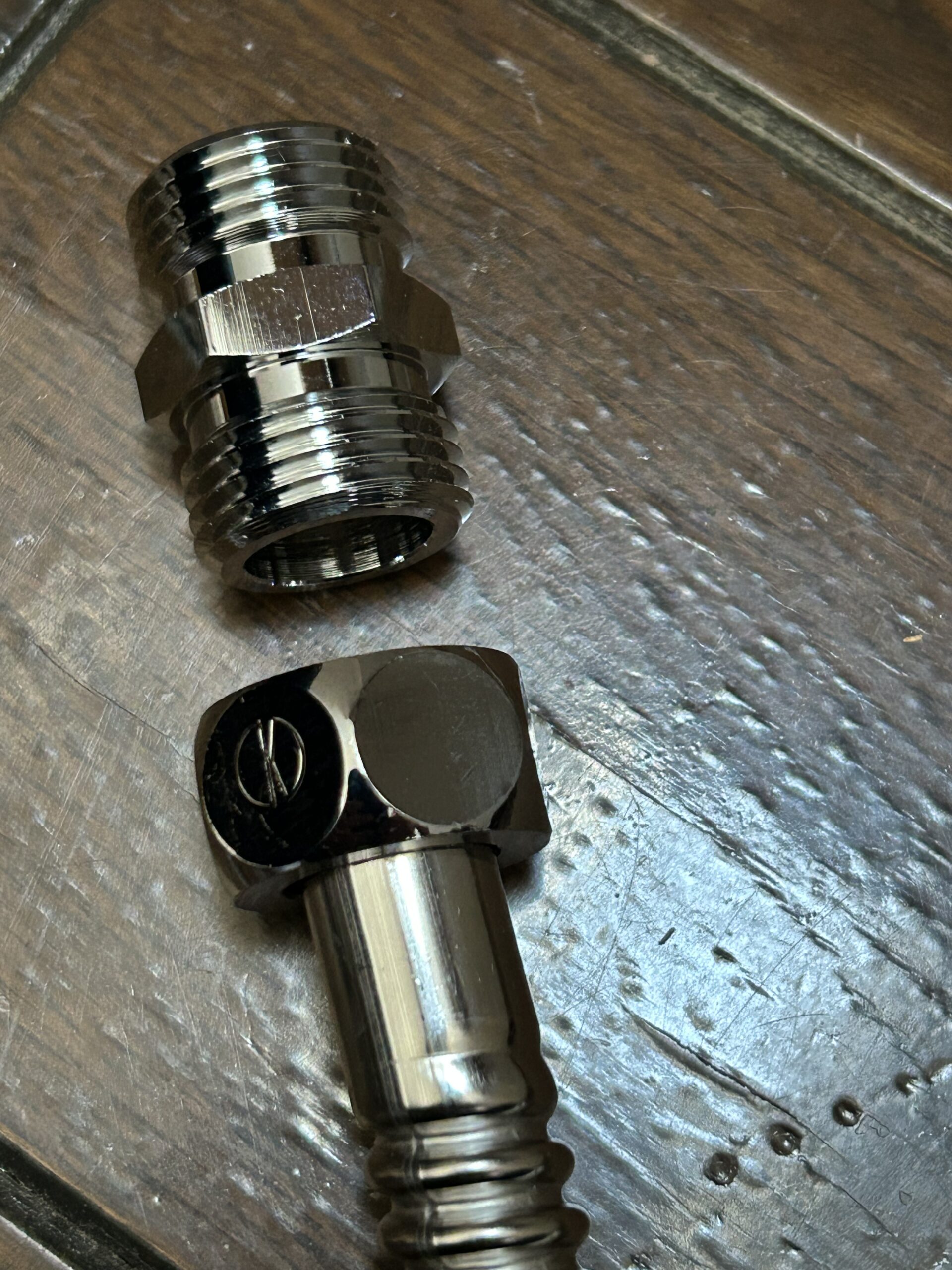 フレキパイプに継手を接続