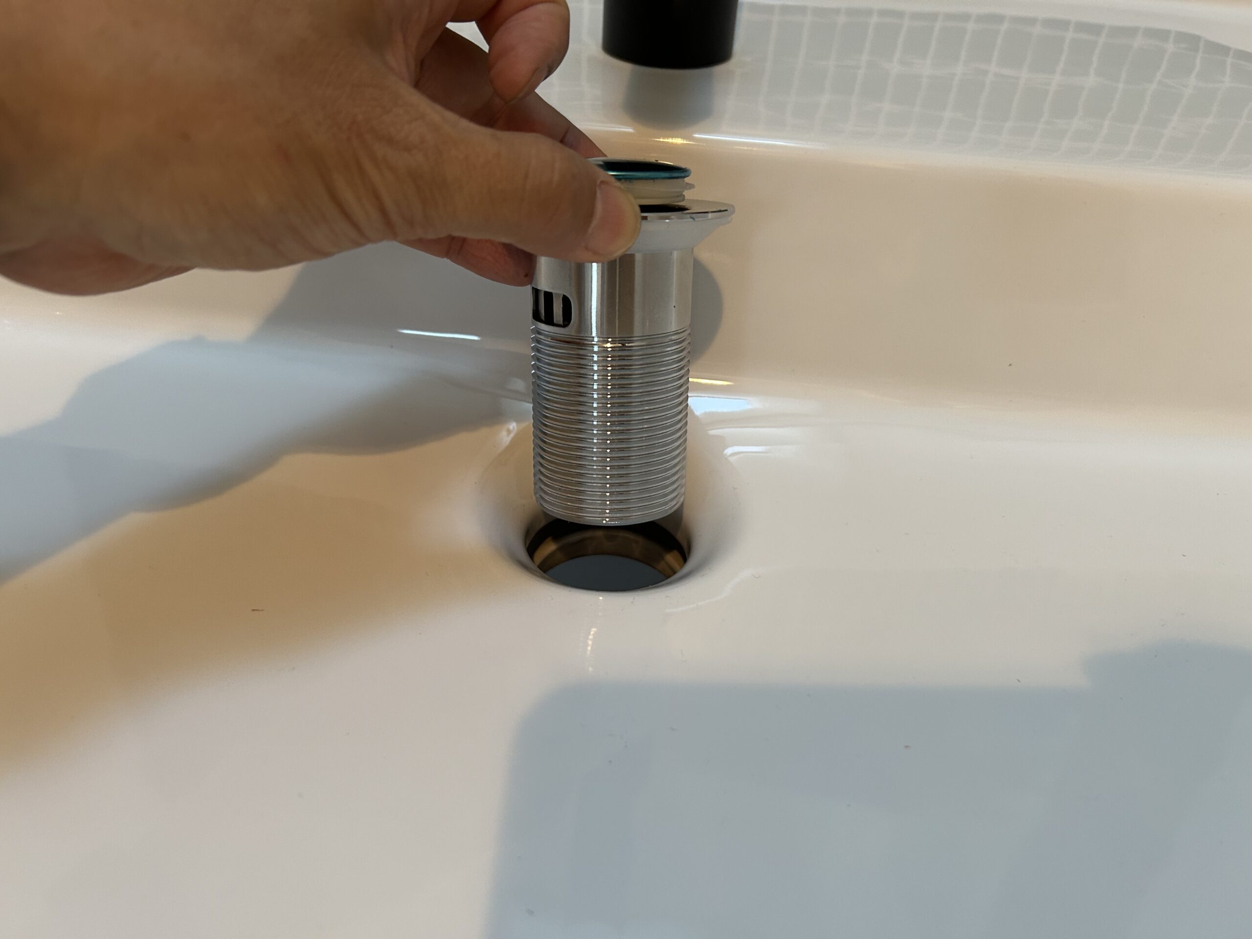 排水栓を排水口に差し込む