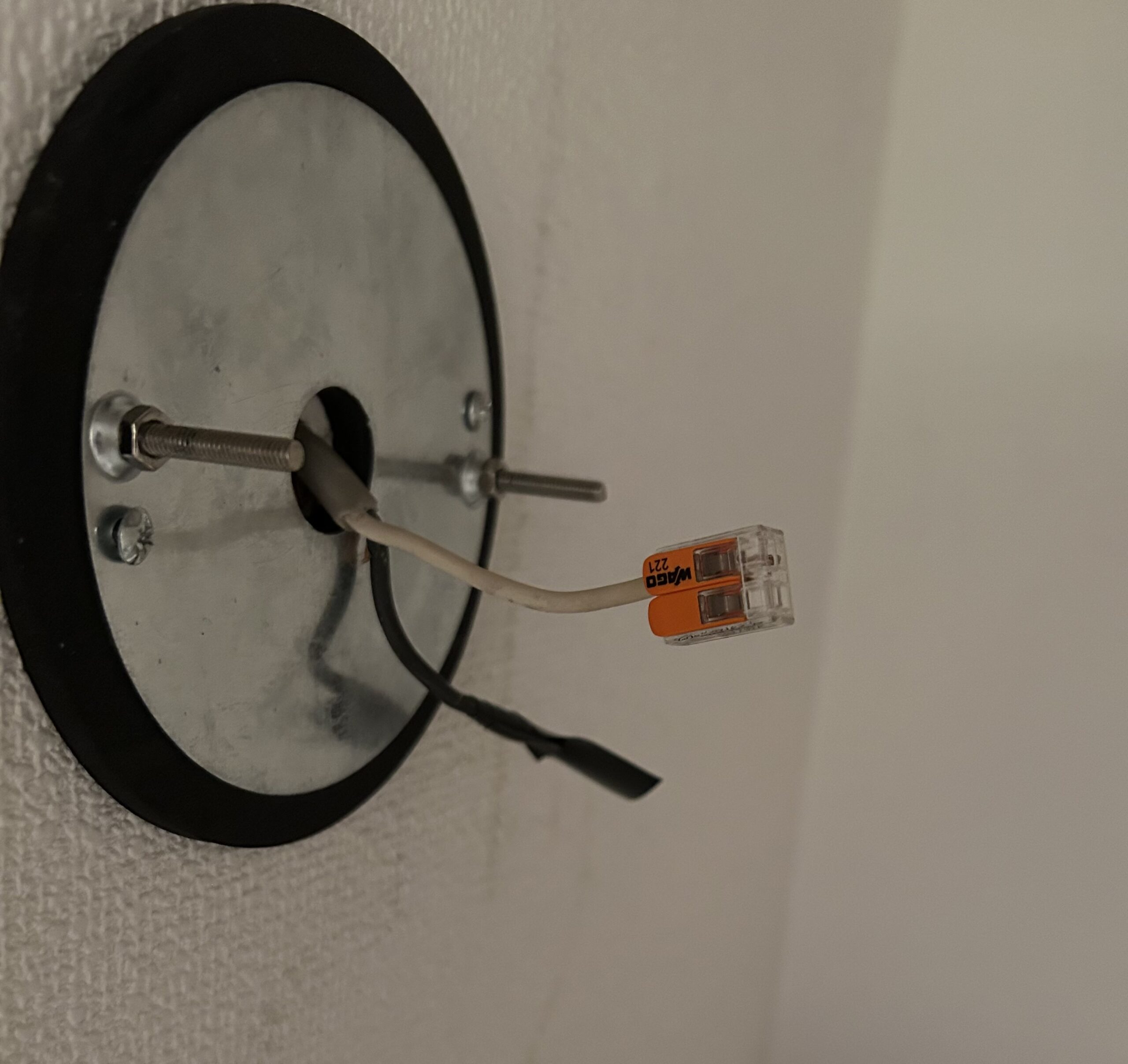 WAGOコネクタに電線を差し込む