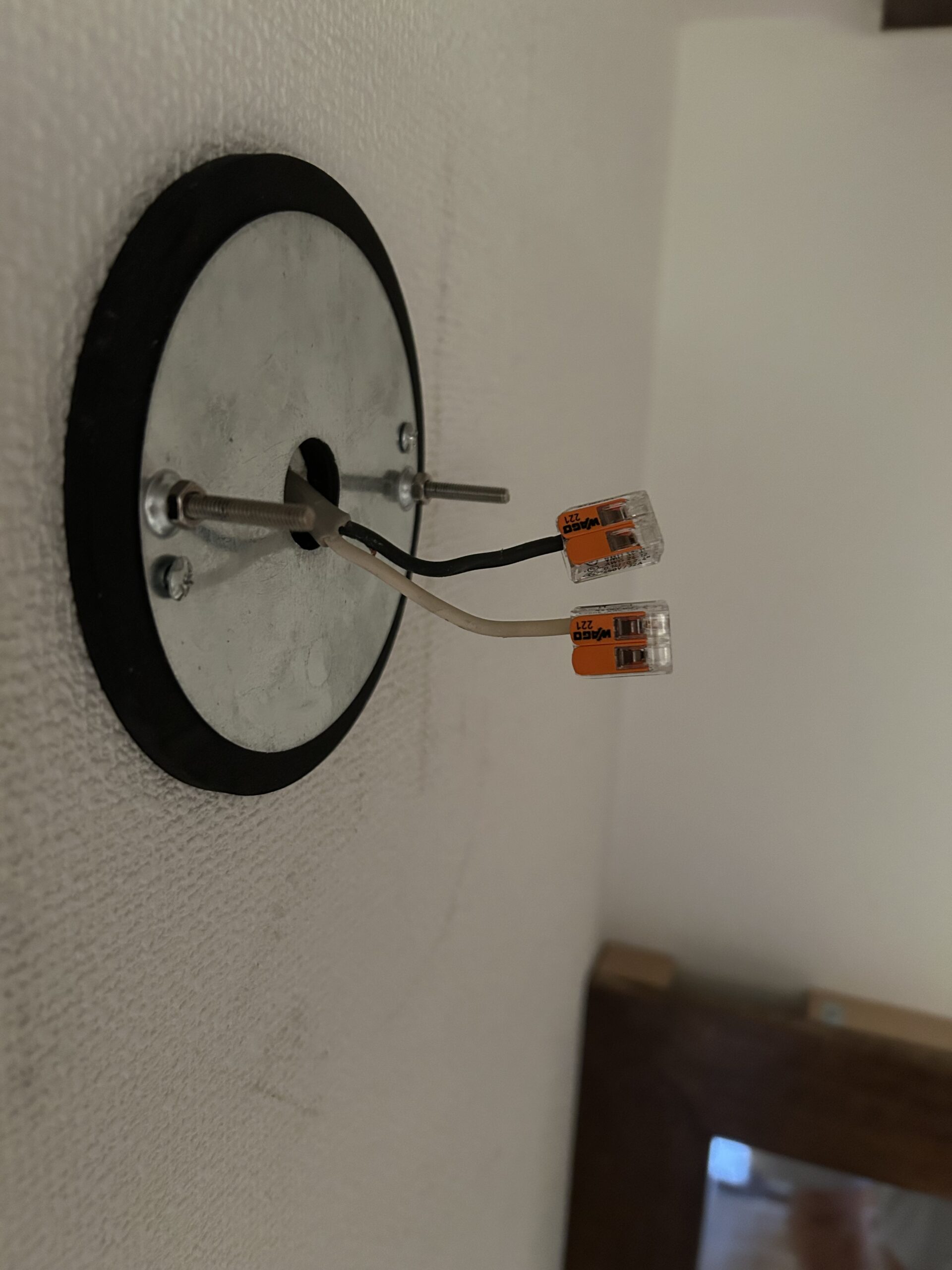 もう一方の電線にWAGOコネクタを取り付け