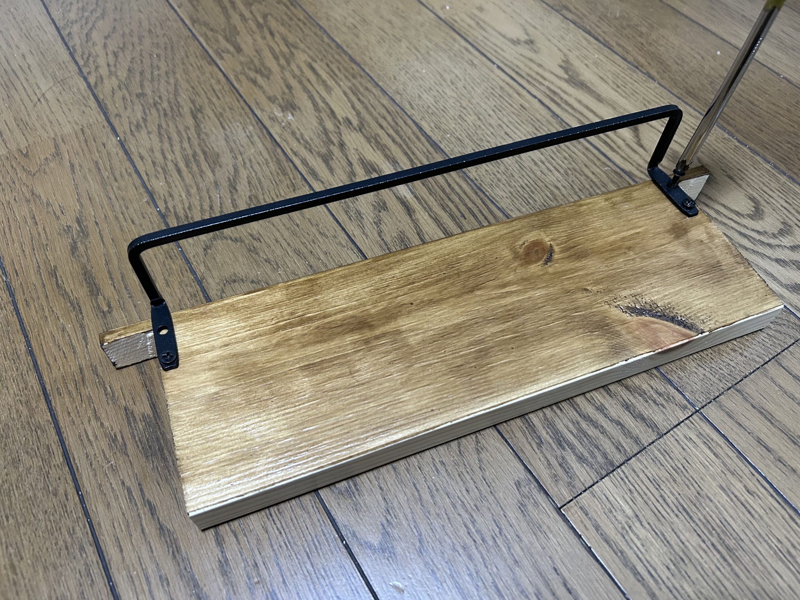 棚板にアイアンバーを取り付け