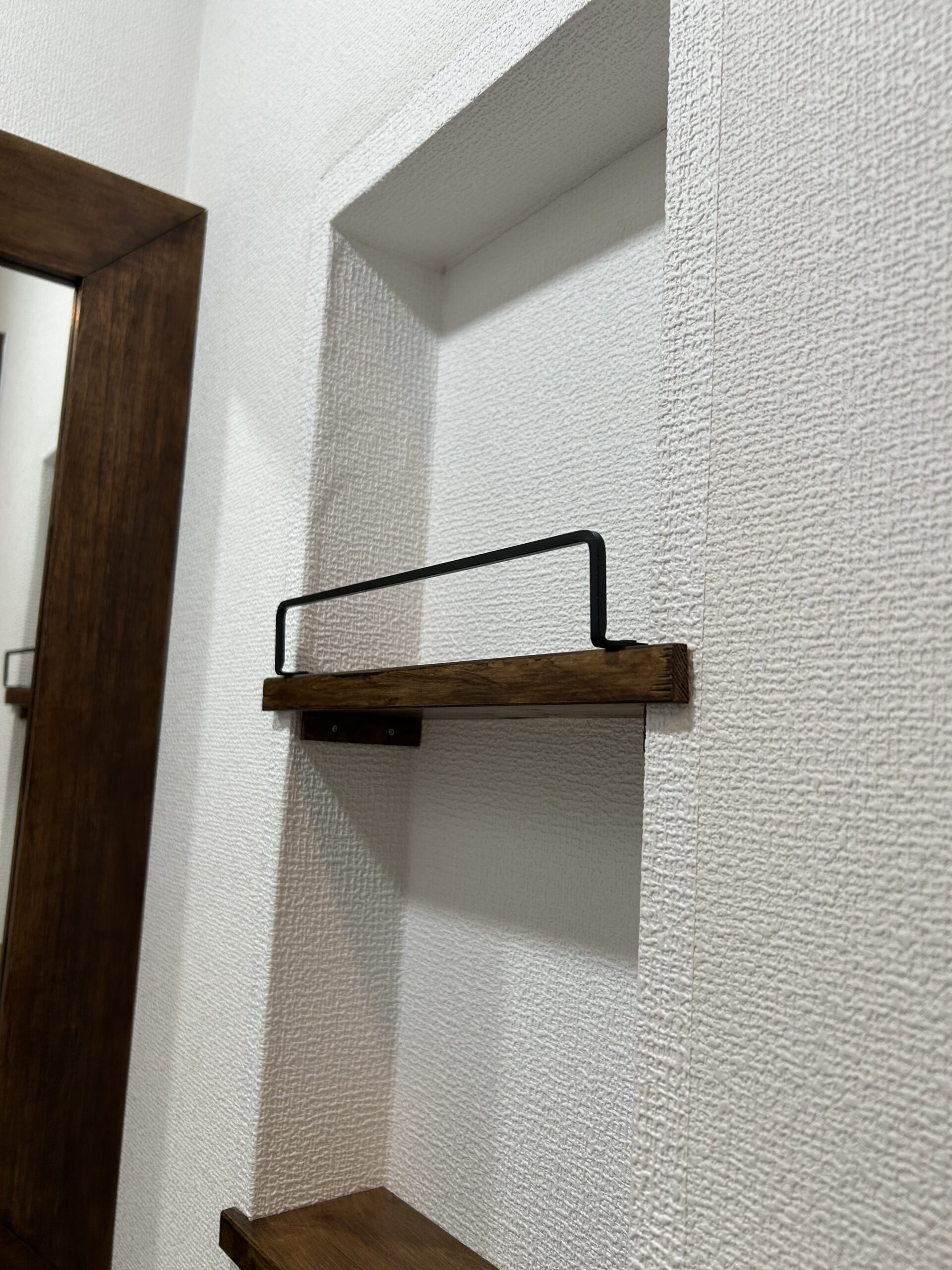 アイアンバー付きの棚板をニッチに設置