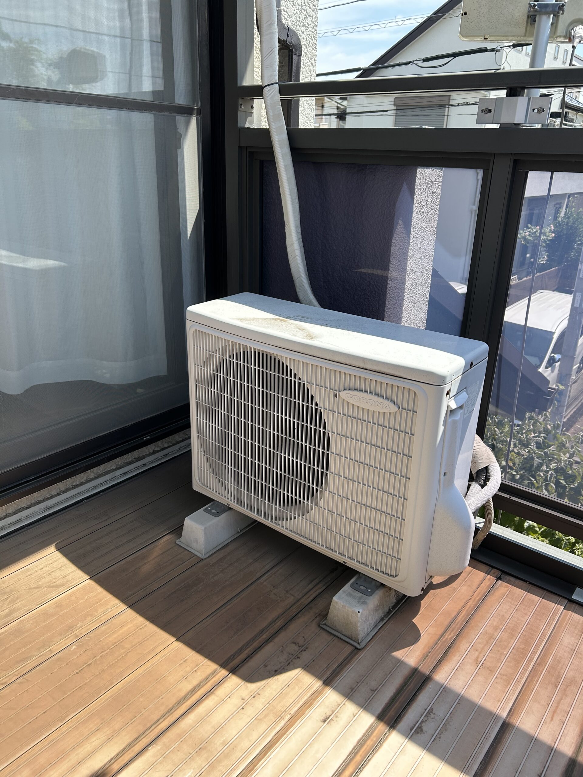 古いエアコンの室外機
