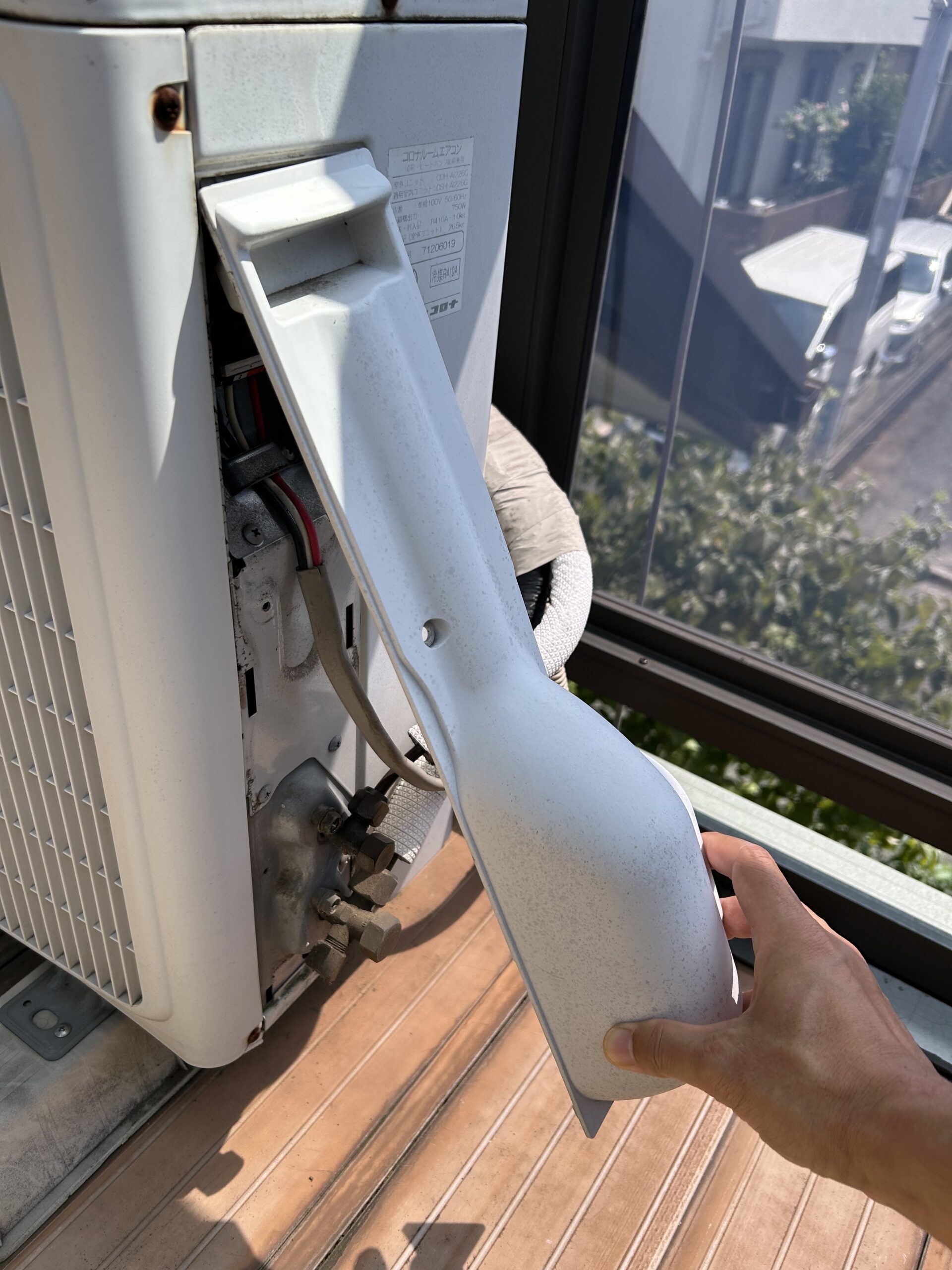 室外機のカバーを外す