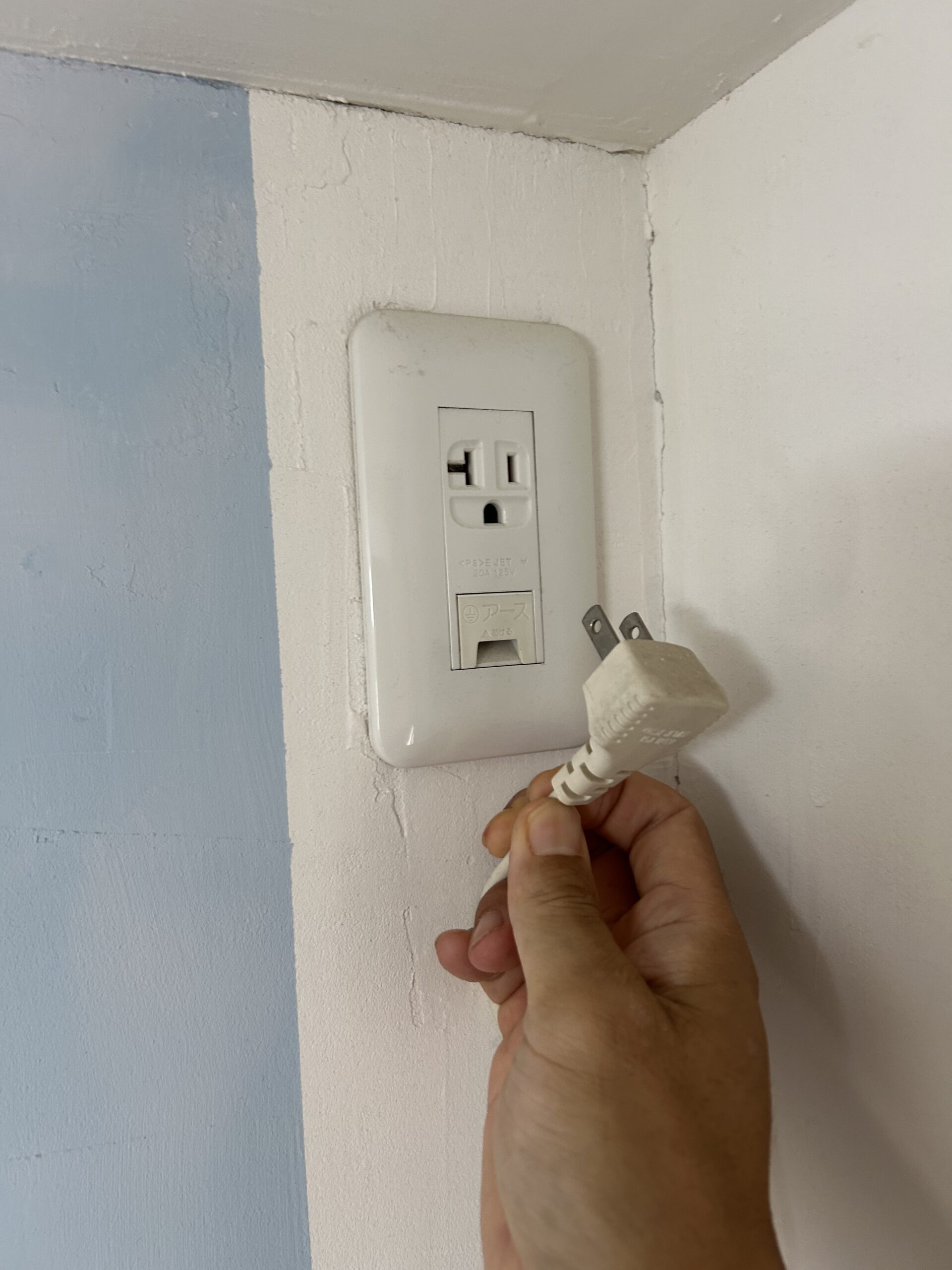電源コードを外す