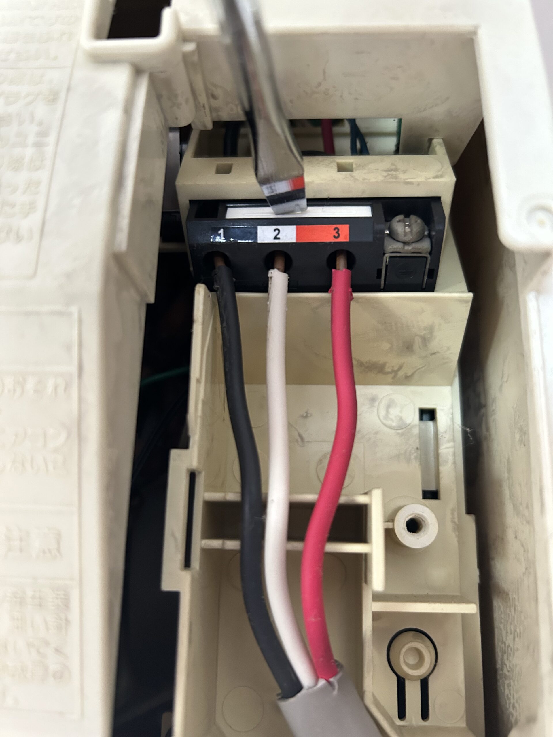 室内機の電源コードを外す