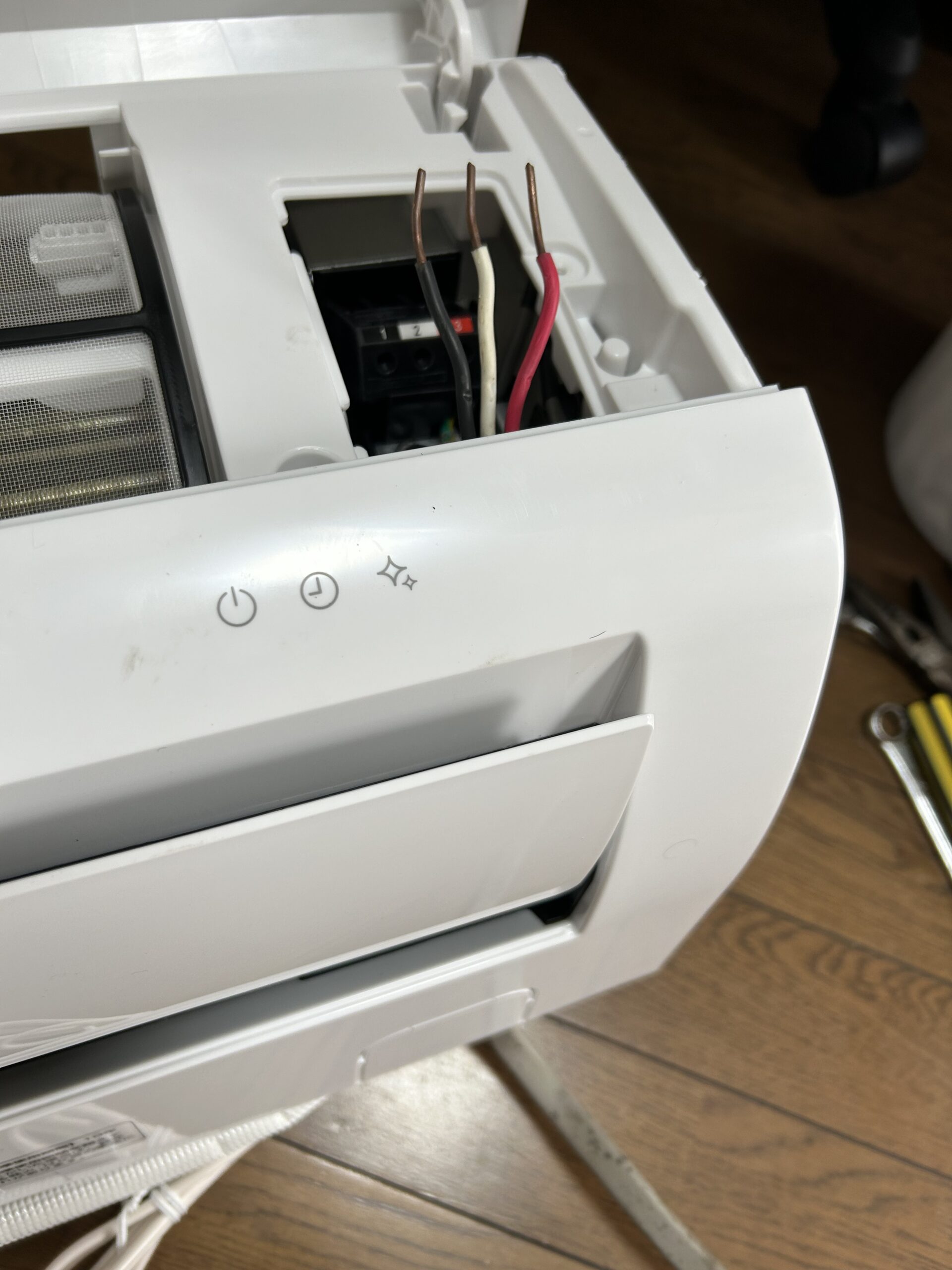室内機に電源コードを取り付け