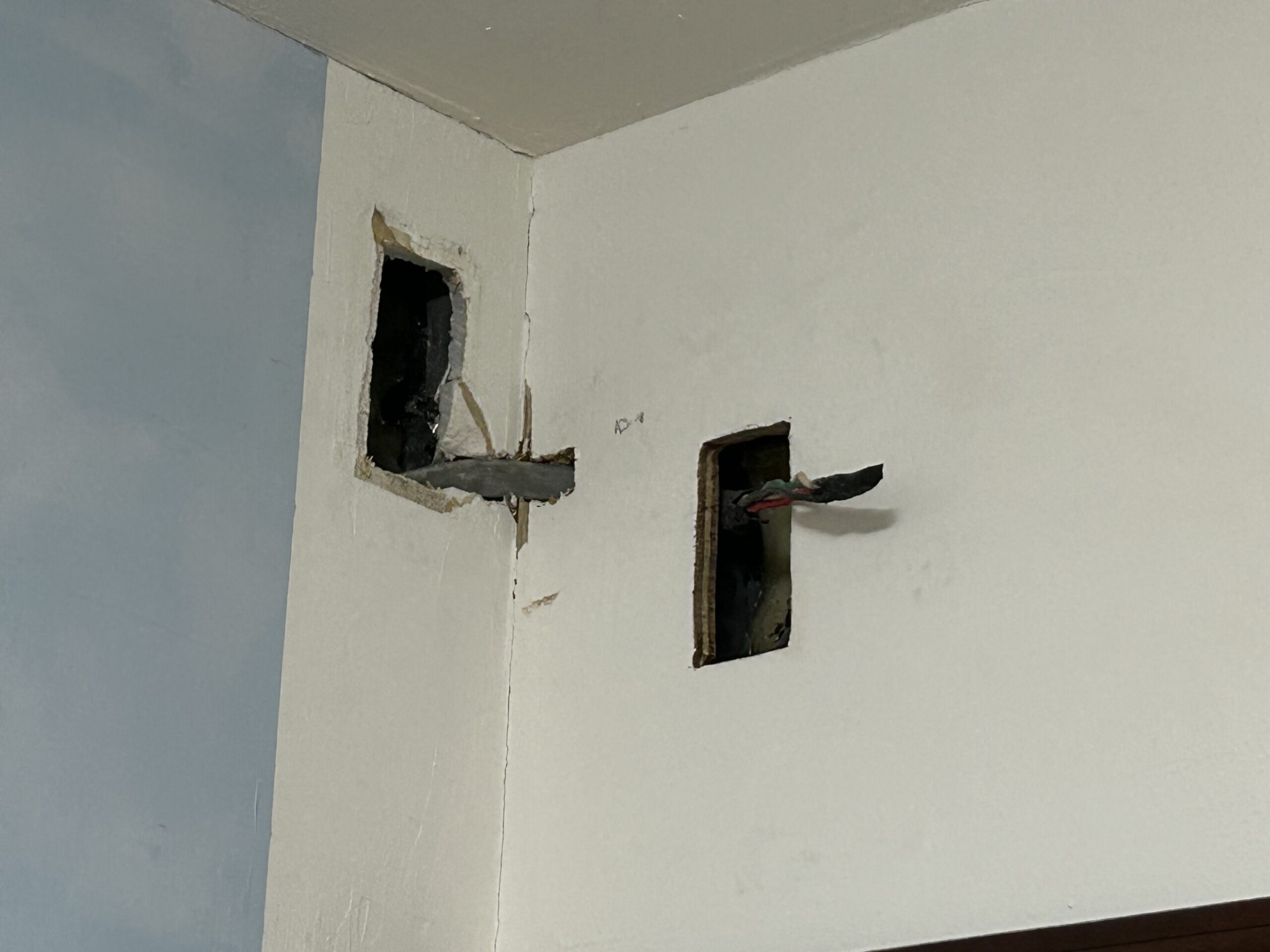 壁に穴を開けて電線を通す