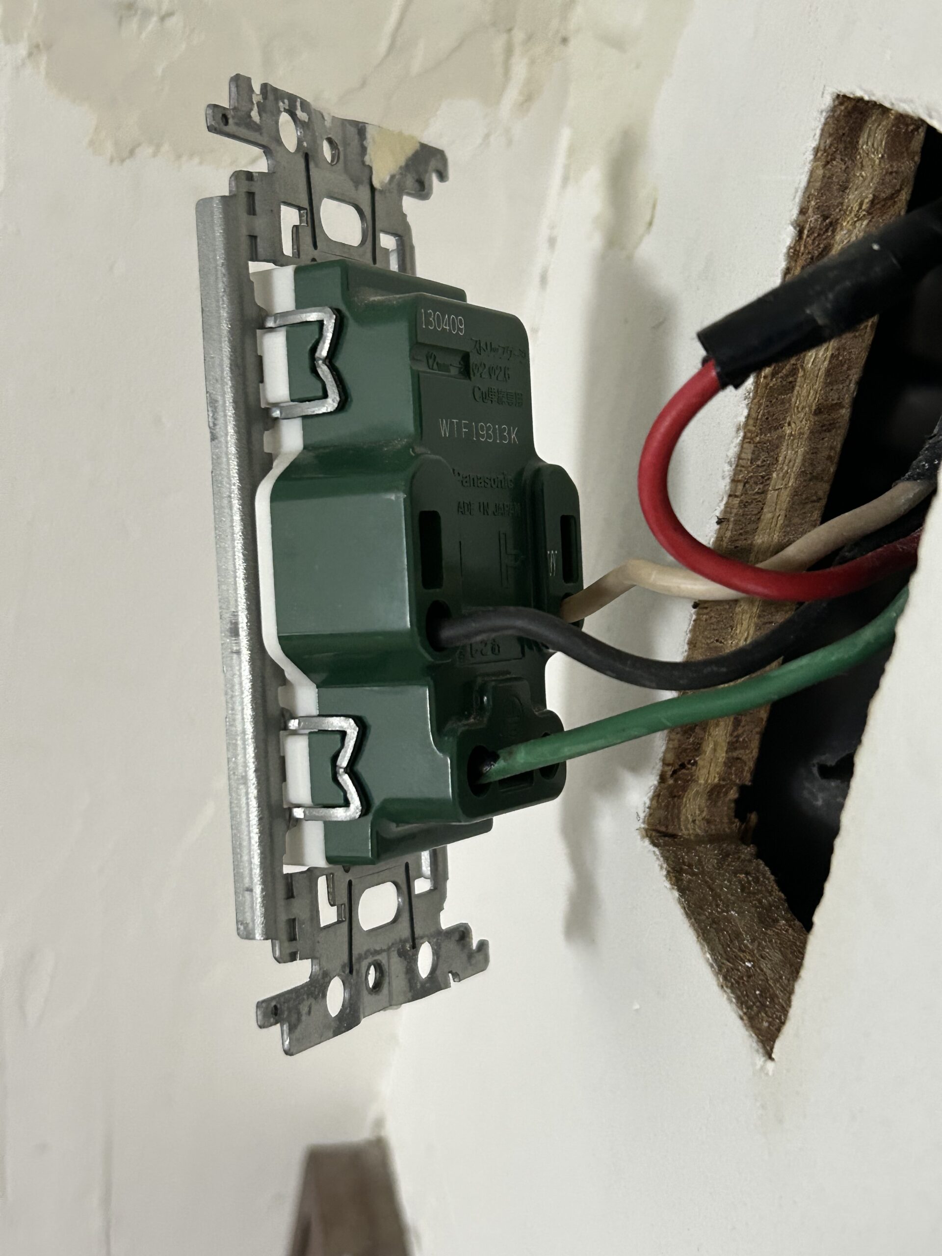 電線にコンセントを取り付ける