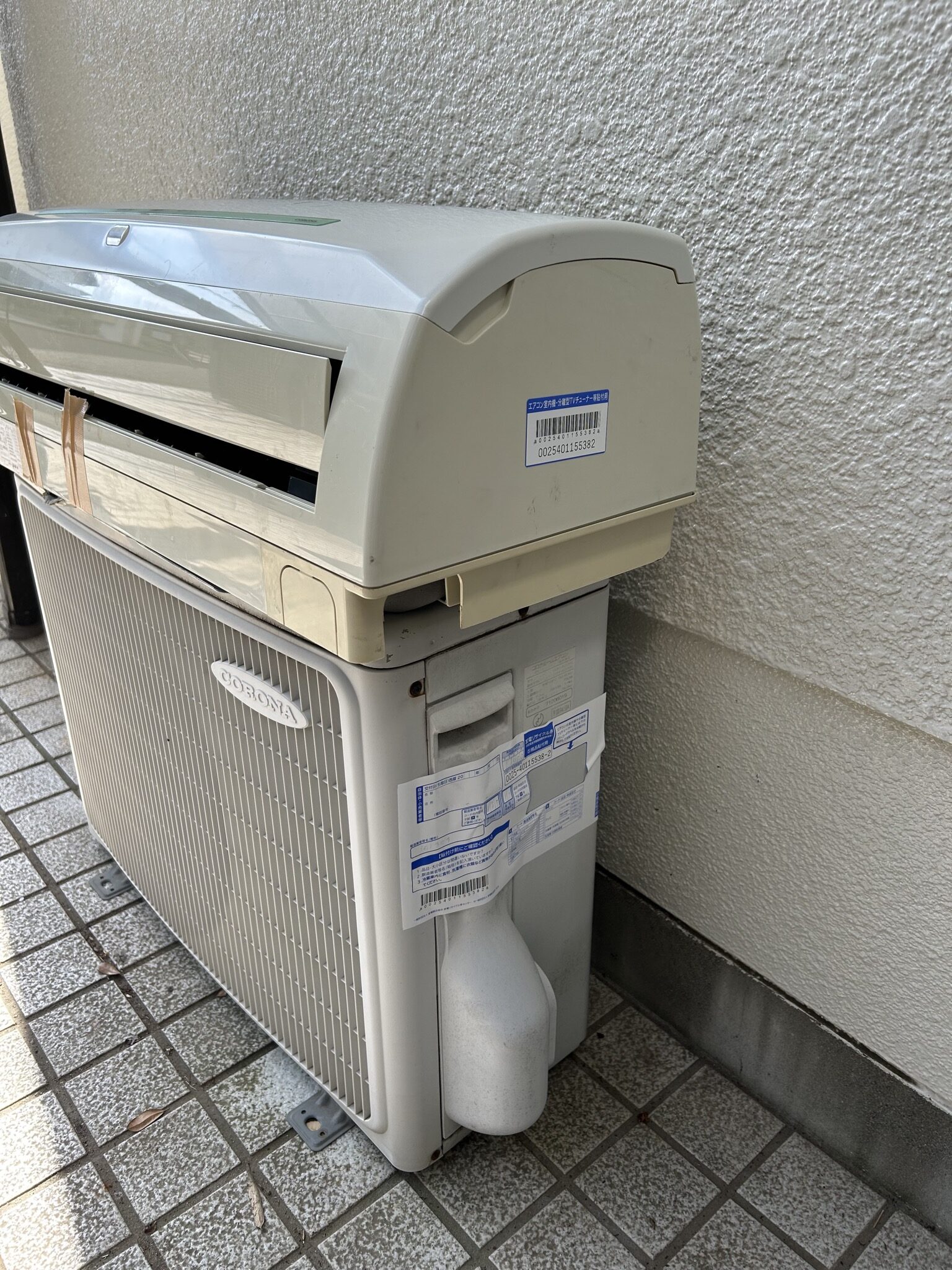 室外機と室内機にリサイクル券のシールを貼り付け