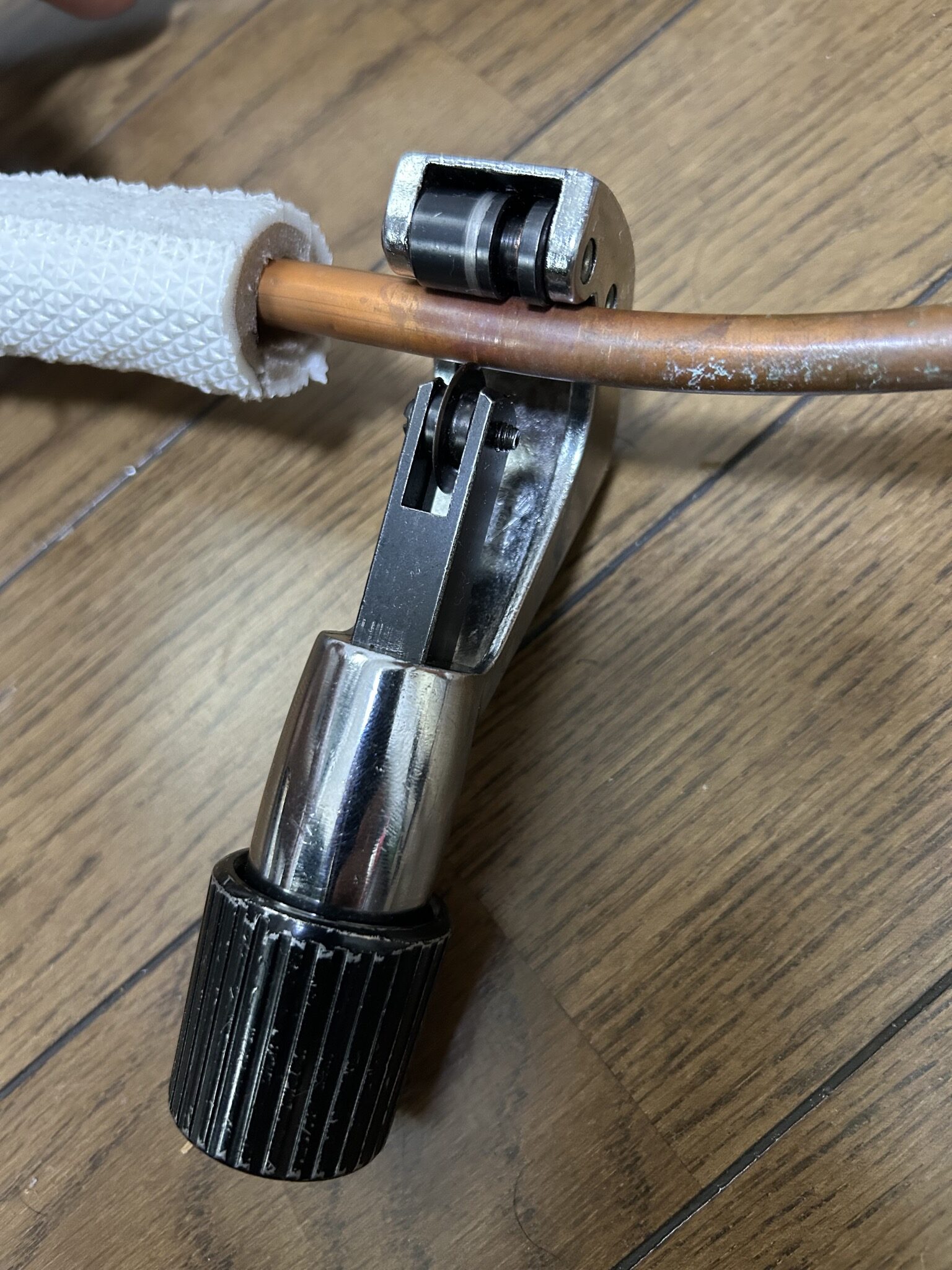 パイプカッターで銅管をカット