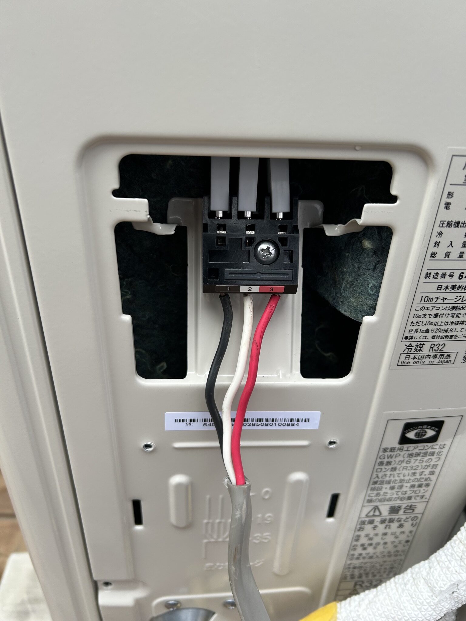 室外機に電線を接続