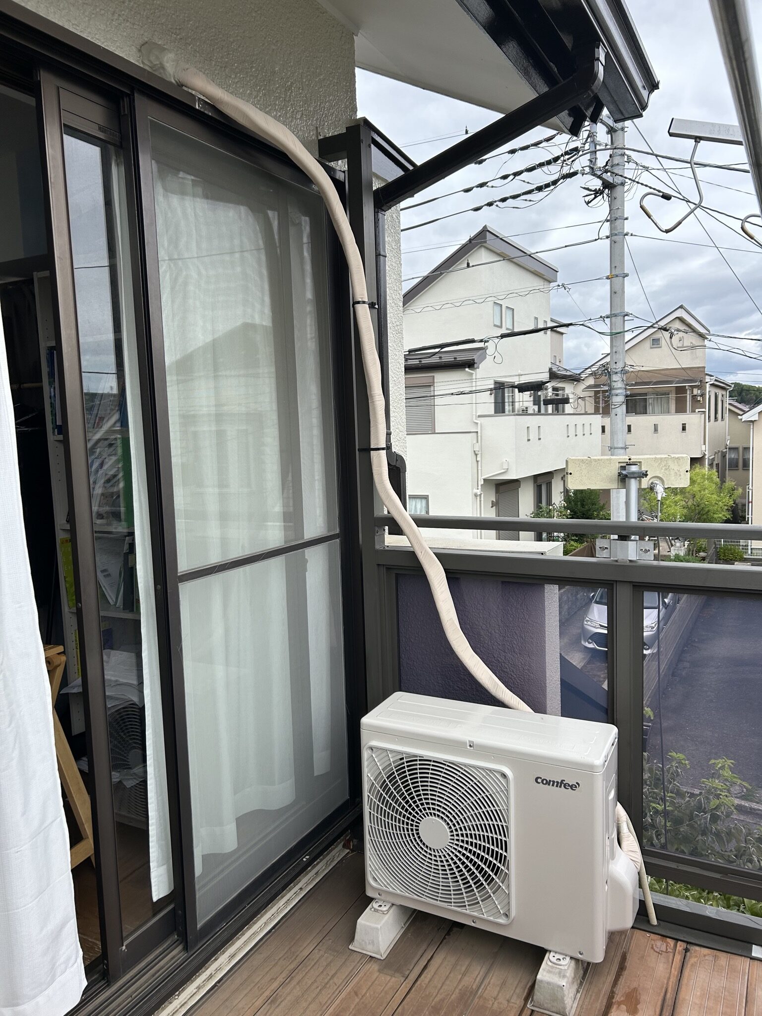 配管を結束バンドで柱に固定